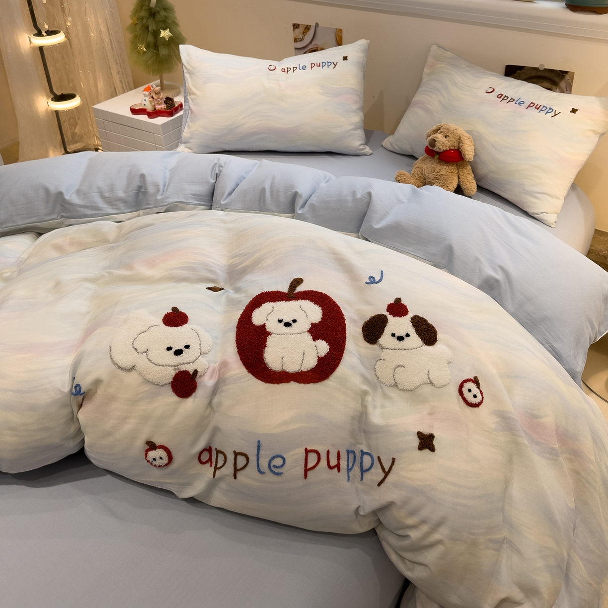 91家纺网 家纺一手货源 找家纺 雅居纺家纺 2026新款全棉双层纱毛巾绣四件套 红苹果小狗