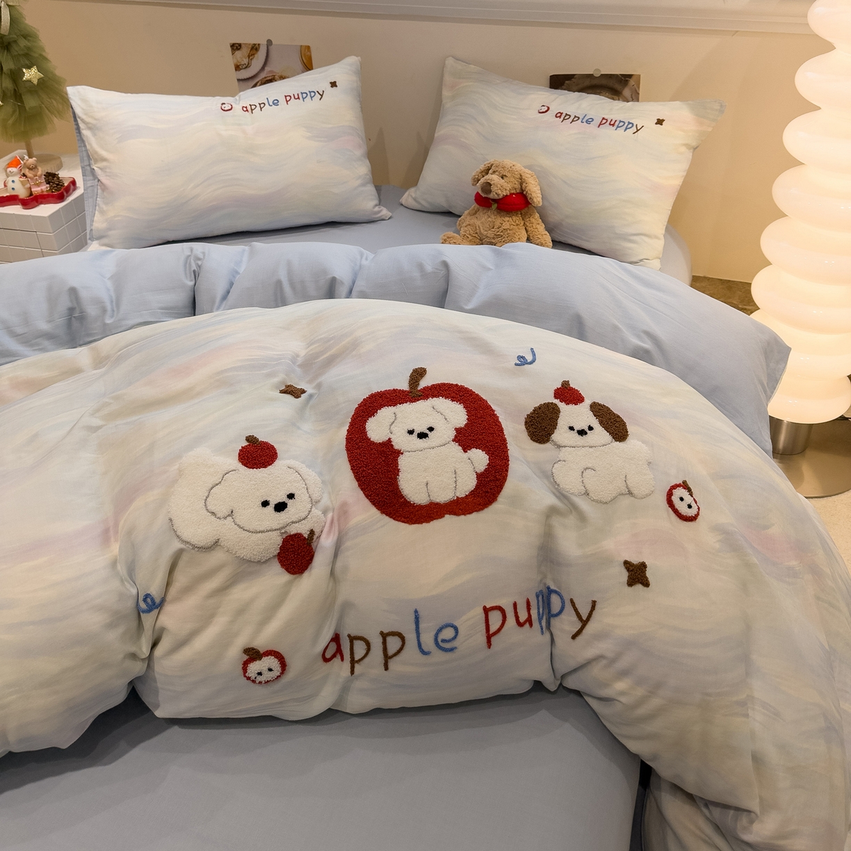 91家纺网 家纺一手货源 找家纺 雅居纺家纺 2026新款全棉双层纱毛巾绣四件套 红苹果小狗