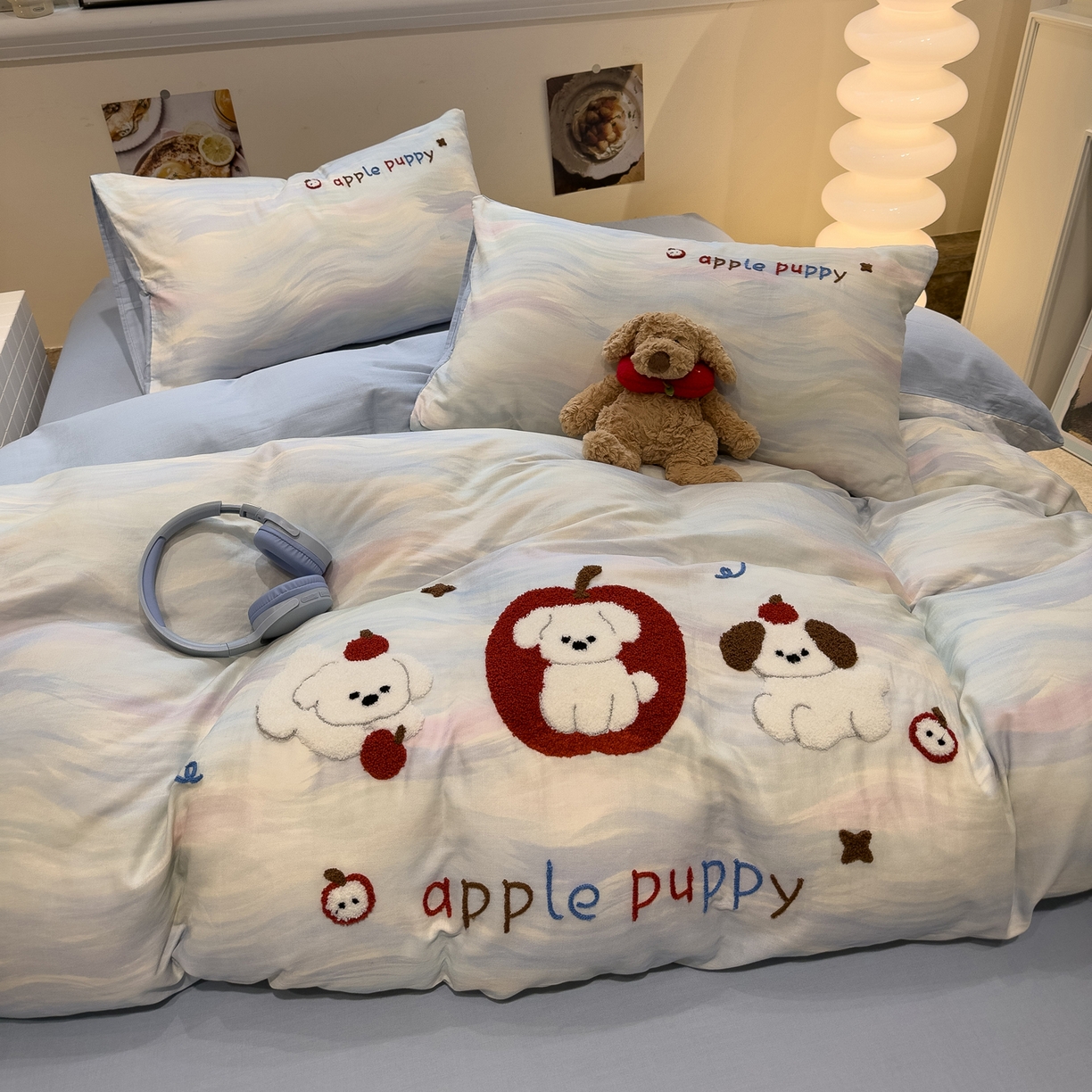 91家纺网 家纺一手货源 找家纺 雅居纺家纺 2026新款全棉双层纱毛巾绣四件套 红苹果小狗