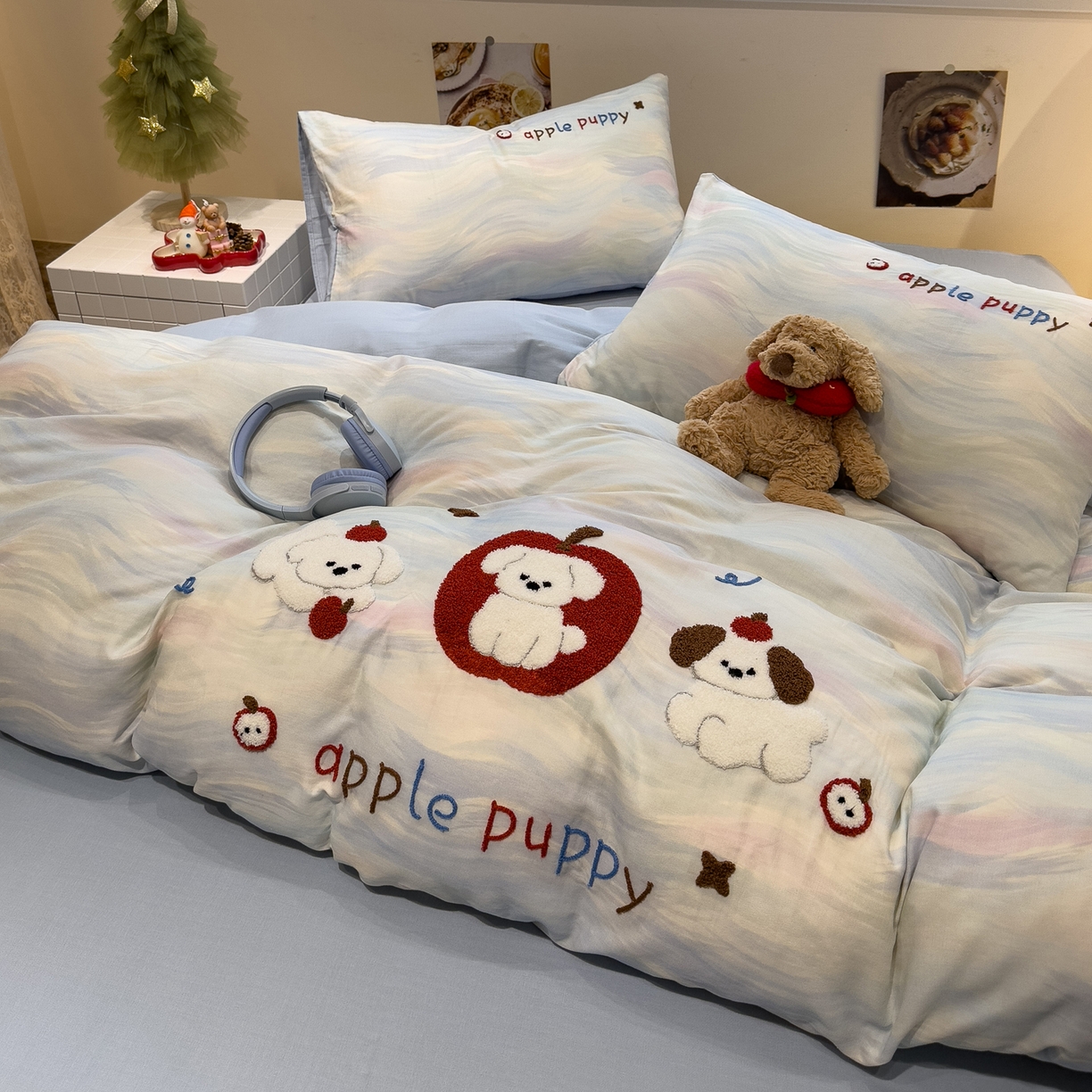 91家纺网 家纺一手货源 找家纺 雅居纺家纺 2026新款全棉双层纱毛巾绣四件套 红苹果小狗