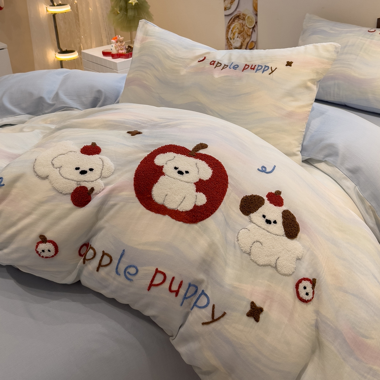 91家纺网 家纺一手货源 找家纺 雅居纺家纺 2026新款全棉双层纱毛巾绣四件套 红苹果小狗