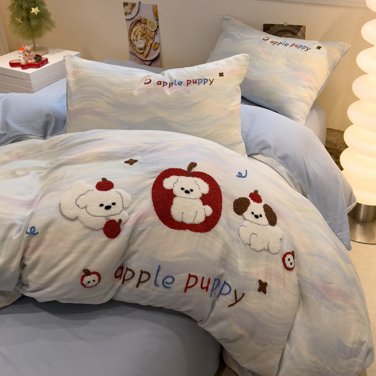 91家纺网 家纺一手货源 找家纺 雅居纺家纺 2026新款全棉双层纱毛巾绣四件套 红苹果小狗