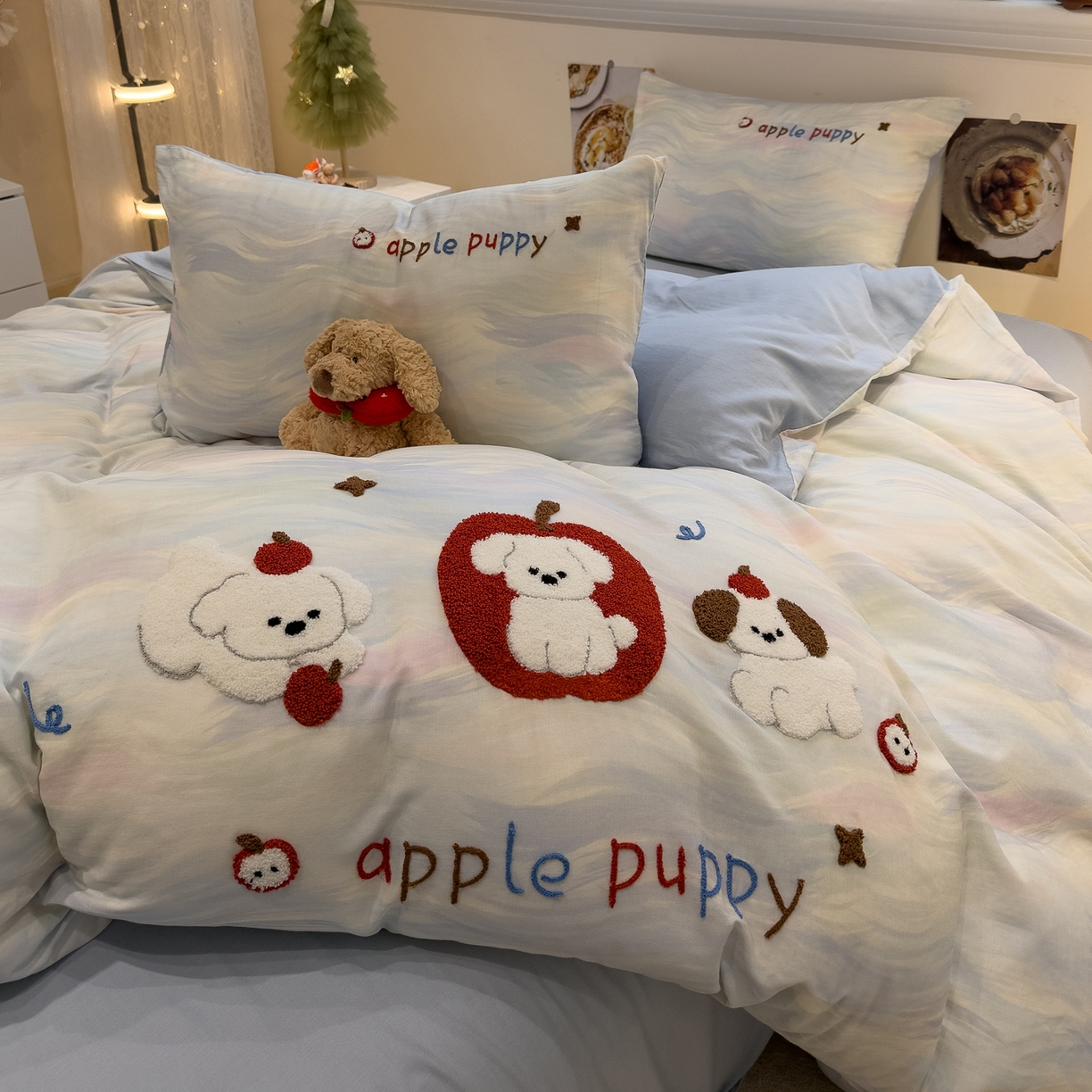 91家纺网 家纺一手货源 找家纺 雅居纺家纺 2026新款全棉双层纱毛巾绣四件套 红苹果小狗