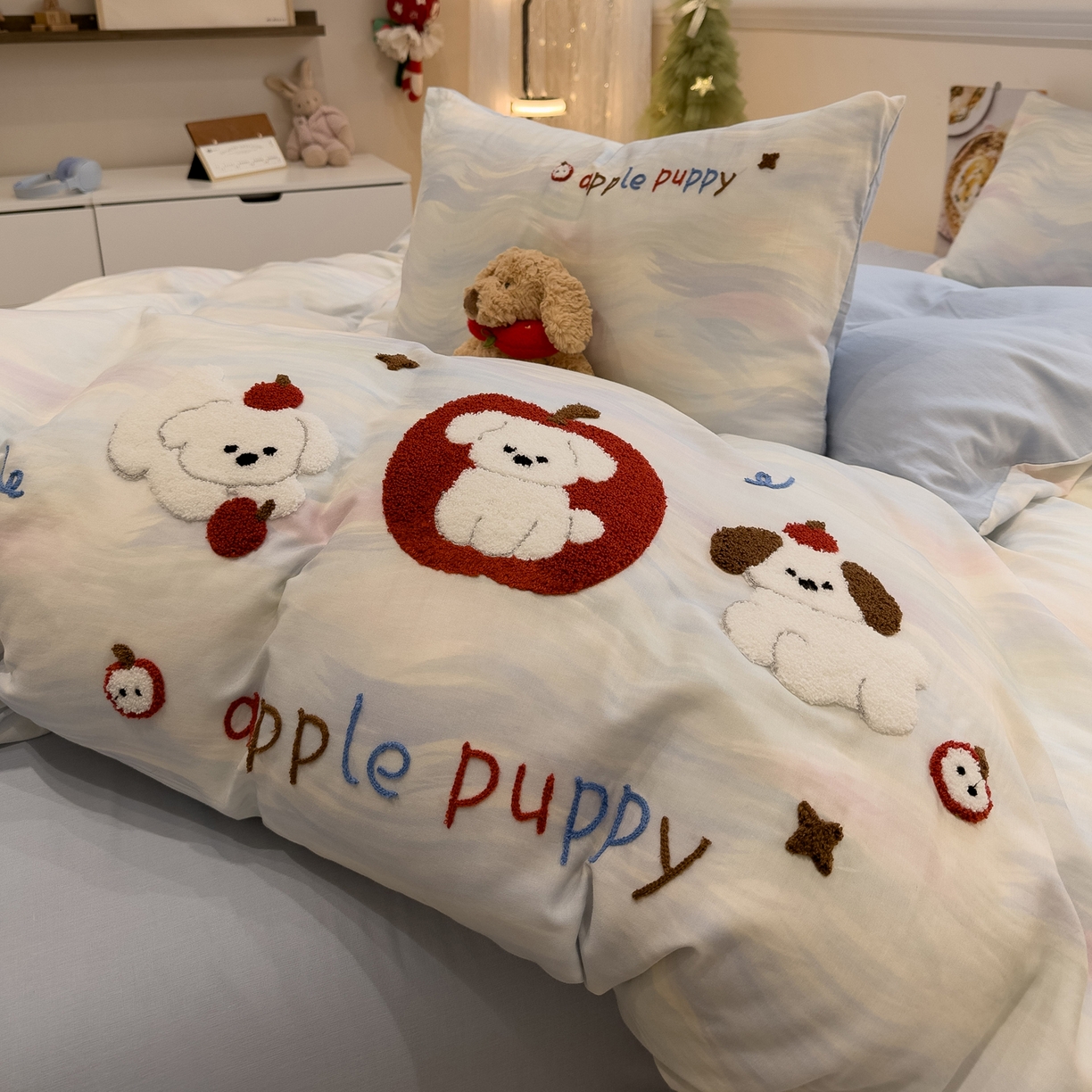 91家纺网 家纺一手货源 找家纺 雅居纺家纺 2026新款全棉双层纱毛巾绣四件套 红苹果小狗