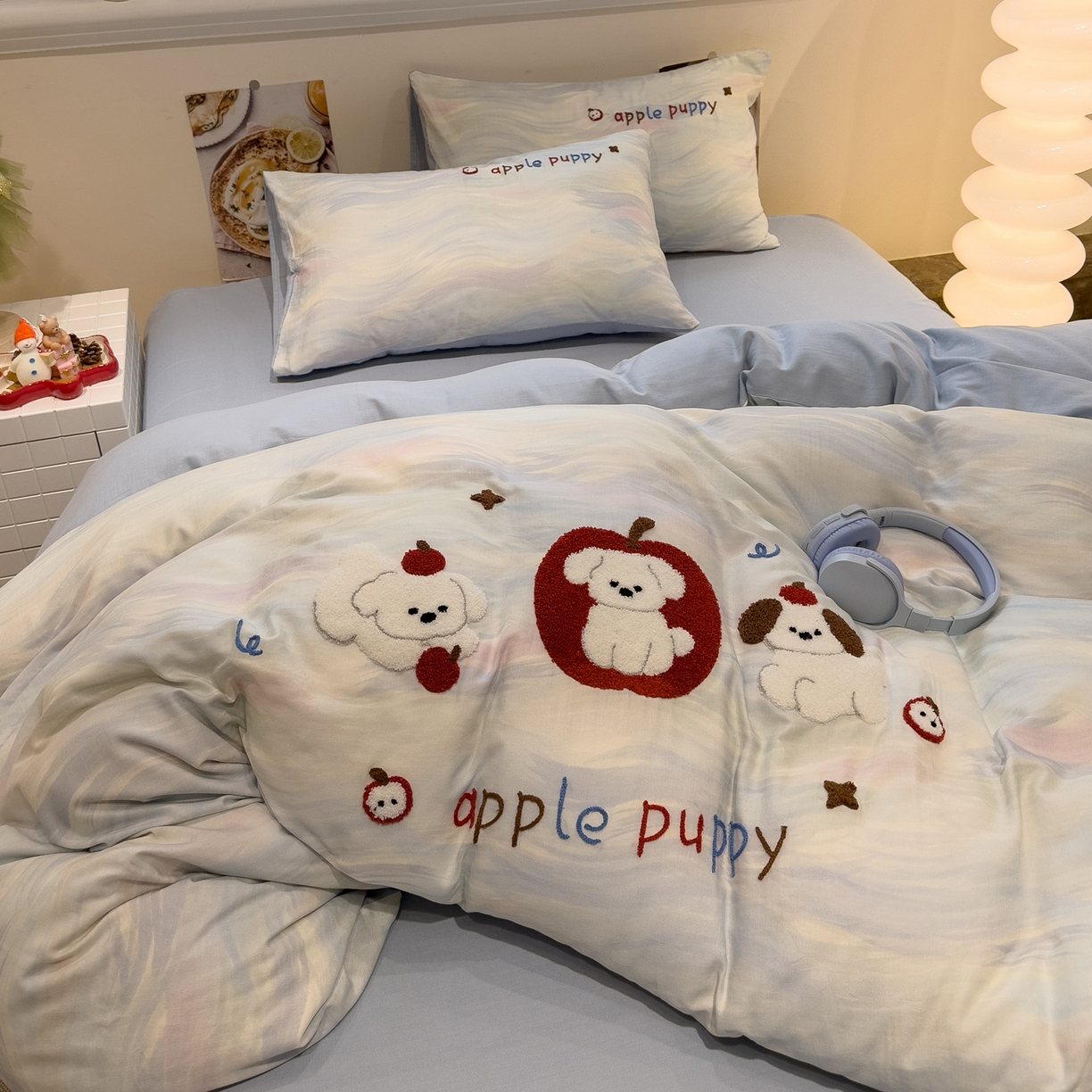 91家纺网 家纺一手货源 找家纺 雅居纺家纺 2026新款全棉双层纱毛巾绣四件套 红苹果小狗