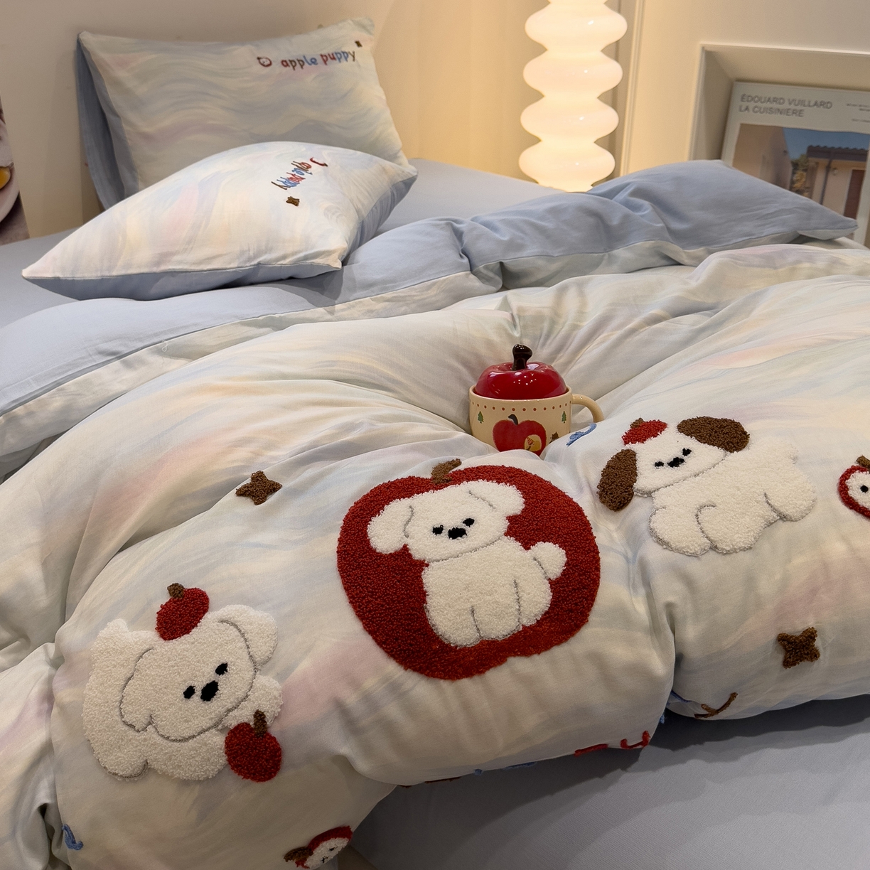 91家纺网 家纺一手货源 找家纺 雅居纺家纺 2026新款全棉双层纱毛巾绣四件套 红苹果小狗