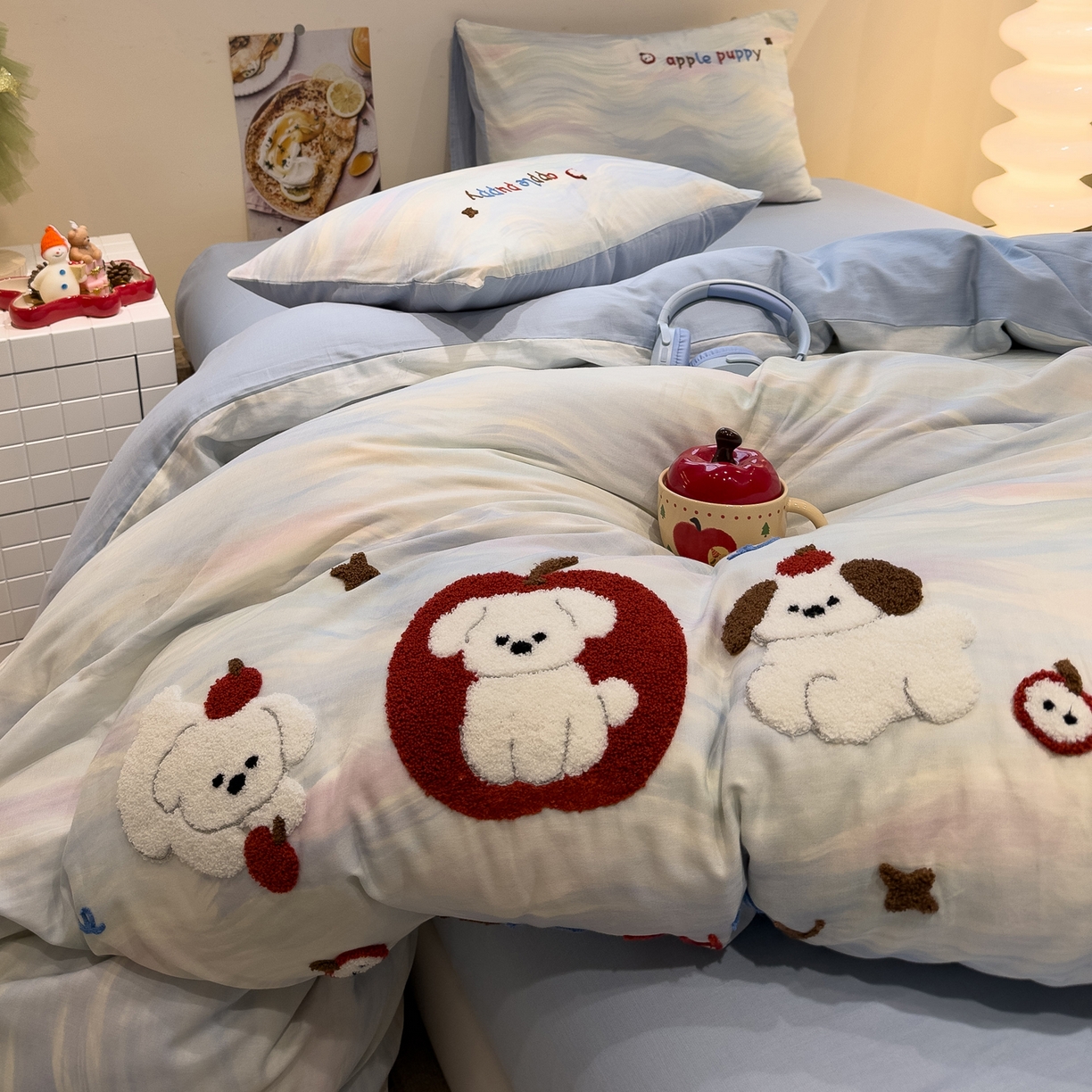 91家纺网 家纺一手货源 找家纺 雅居纺家纺 2026新款全棉双层纱毛巾绣四件套 红苹果小狗