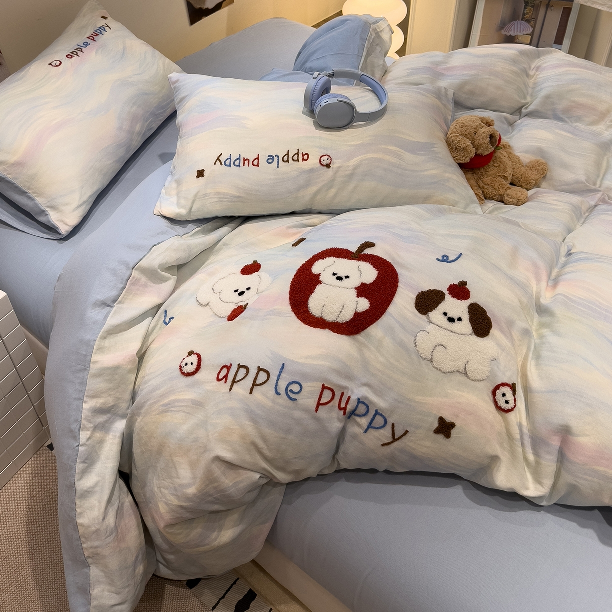 91家纺网 家纺一手货源 找家纺 雅居纺家纺 2026新款全棉双层纱毛巾绣四件套 红苹果小狗