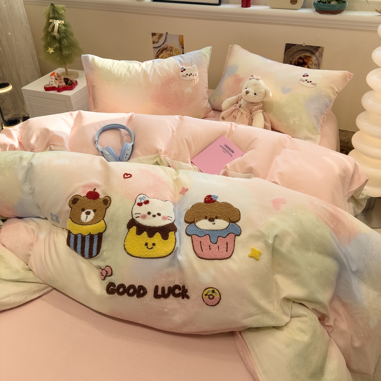 91家纺网 家纺一手货源 找家纺 雅居纺家纺 2026新款全棉双层纱毛巾绣四件套 萌宠甜品