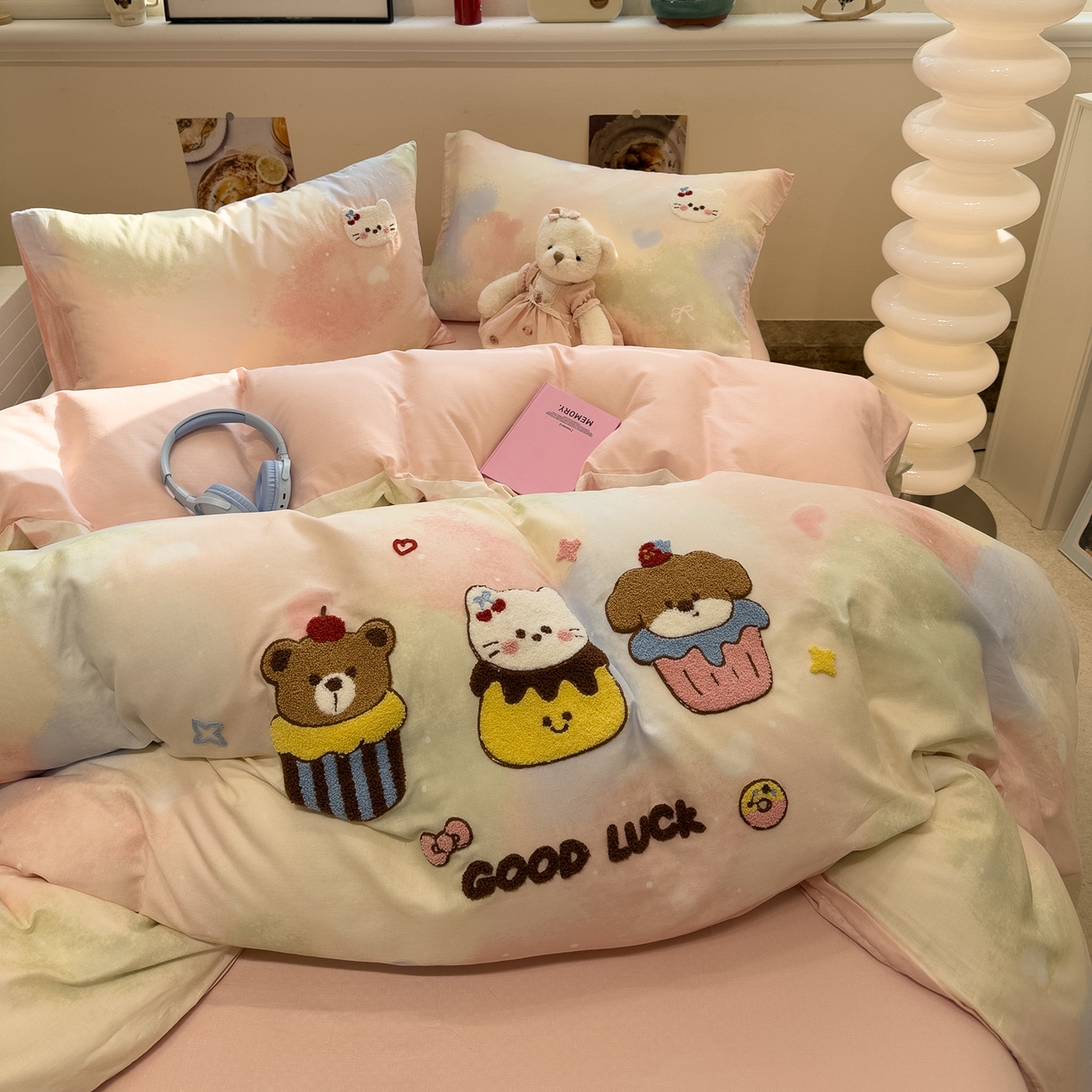 91家纺网 家纺一手货源 找家纺 雅居纺家纺 2026新款全棉双层纱毛巾绣四件套 萌宠甜品