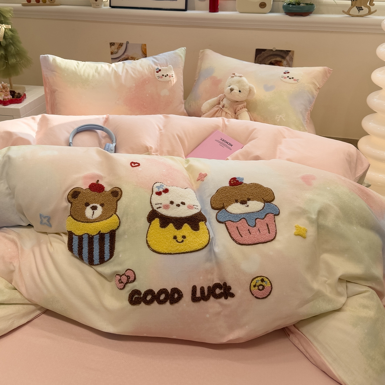 91家纺网 家纺一手货源 找家纺 雅居纺家纺 2026新款全棉双层纱毛巾绣四件套 萌宠甜品