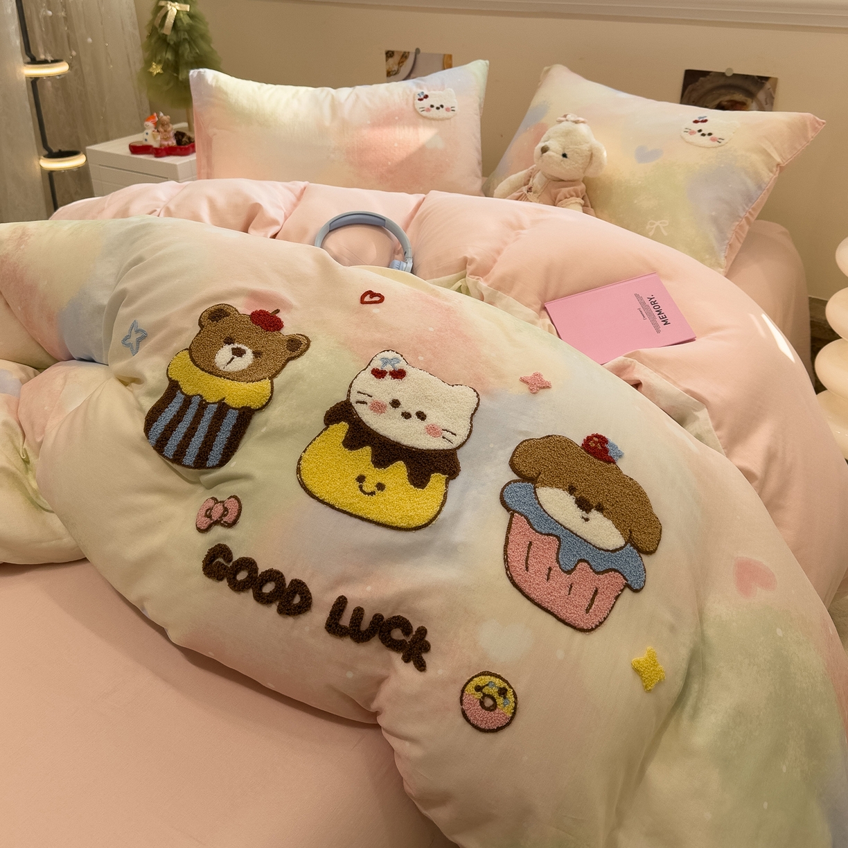 91家纺网 家纺一手货源 找家纺 雅居纺家纺 2026新款全棉双层纱毛巾绣四件套 萌宠甜品