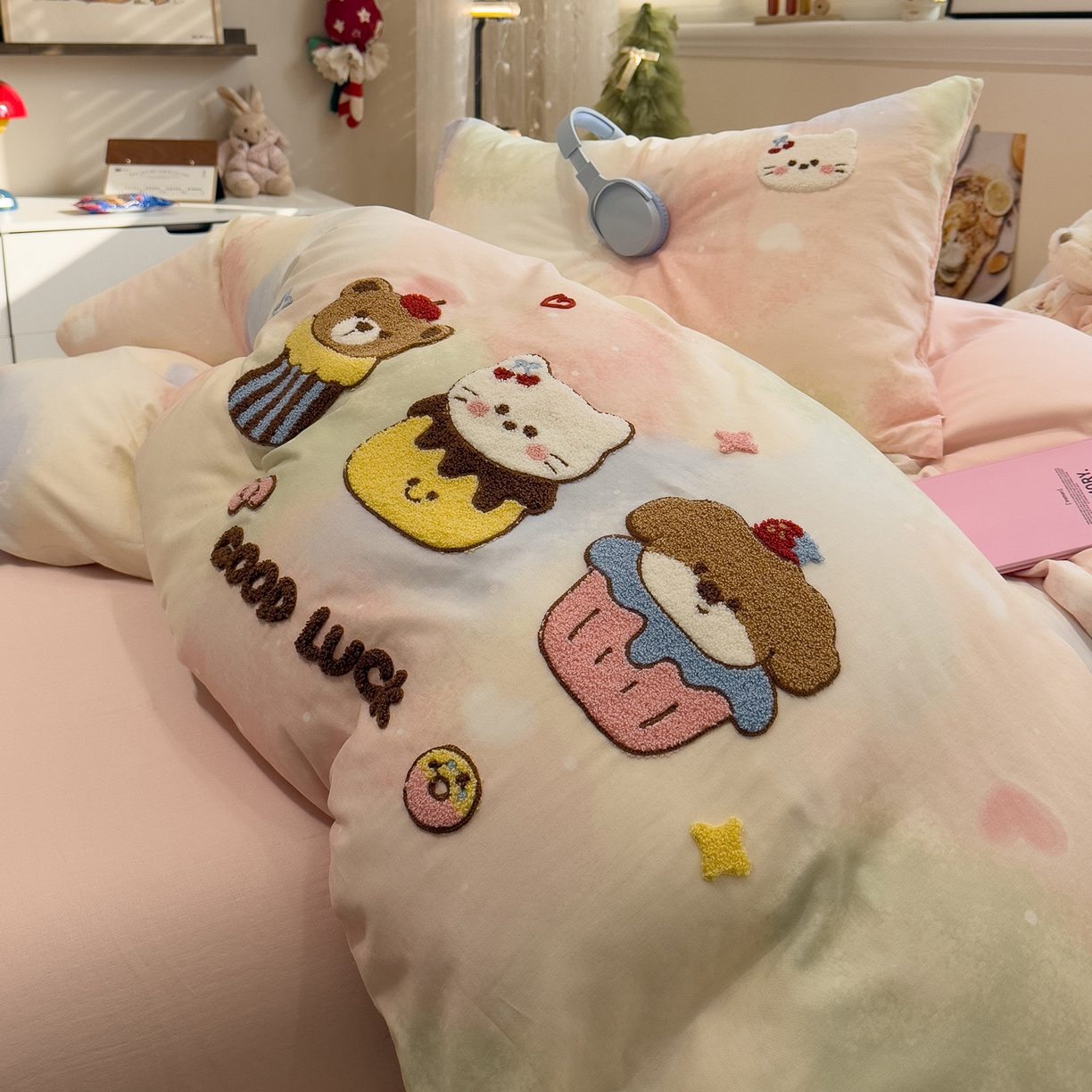 91家纺网 家纺一手货源 找家纺 雅居纺家纺 2026新款全棉双层纱毛巾绣四件套 萌宠甜品