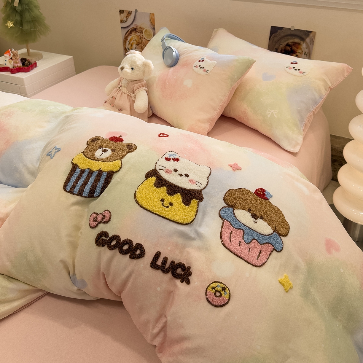 91家纺网 家纺一手货源 找家纺 雅居纺家纺 2026新款全棉双层纱毛巾绣四件套 萌宠甜品