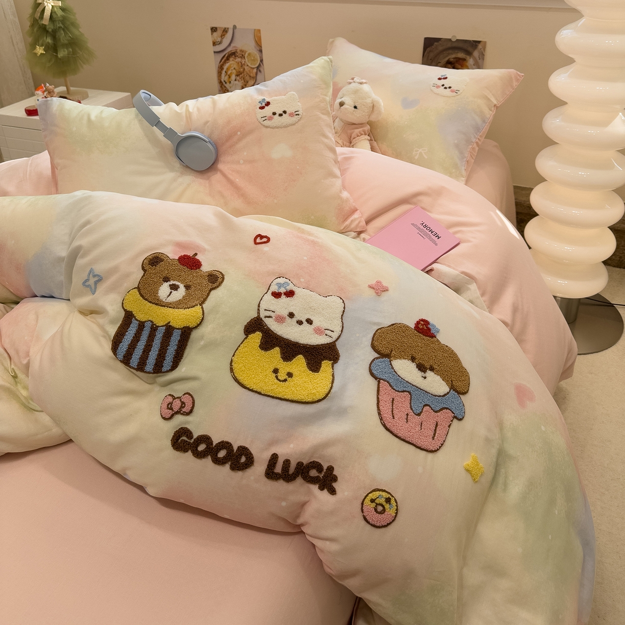 91家纺网 家纺一手货源 找家纺 雅居纺家纺 2026新款全棉双层纱毛巾绣四件套 萌宠甜品