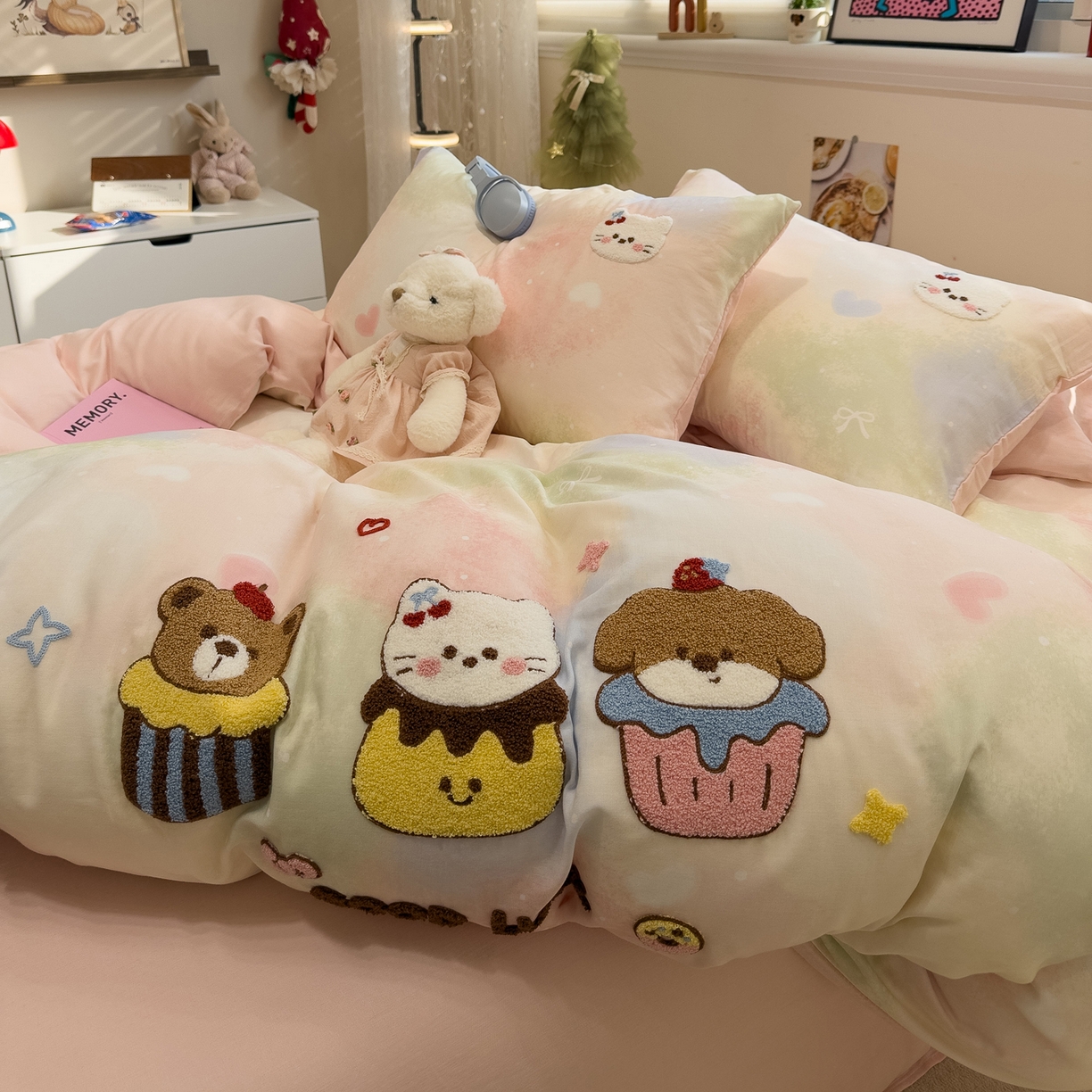 91家纺网 家纺一手货源 找家纺 雅居纺家纺 2026新款全棉双层纱毛巾绣四件套 萌宠甜品