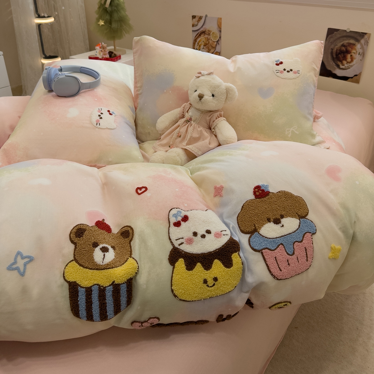 91家纺网 家纺一手货源 找家纺 雅居纺家纺 2026新款全棉双层纱毛巾绣四件套 萌宠甜品