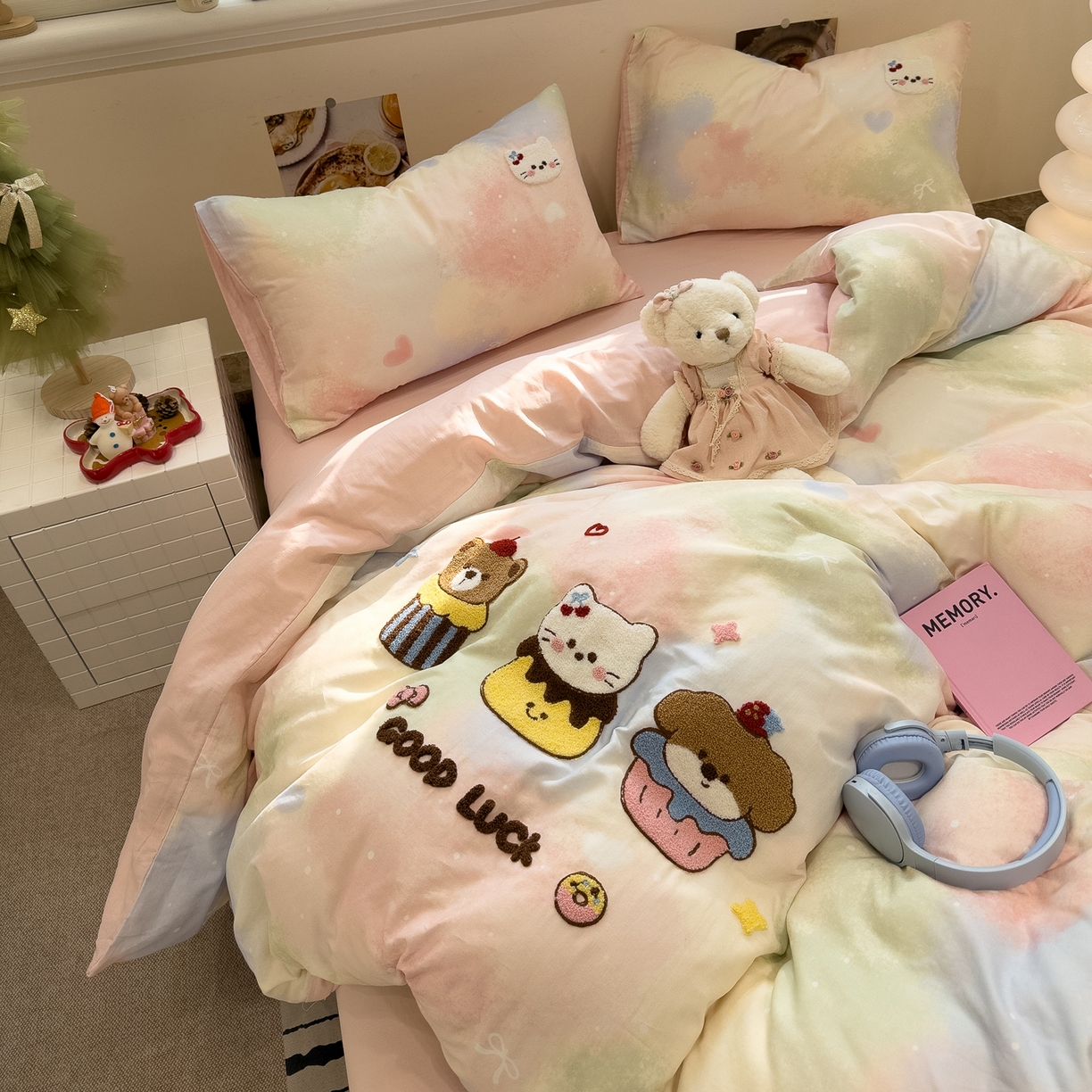 91家纺网 家纺一手货源 找家纺 雅居纺家纺 2026新款全棉双层纱毛巾绣四件套 萌宠甜品