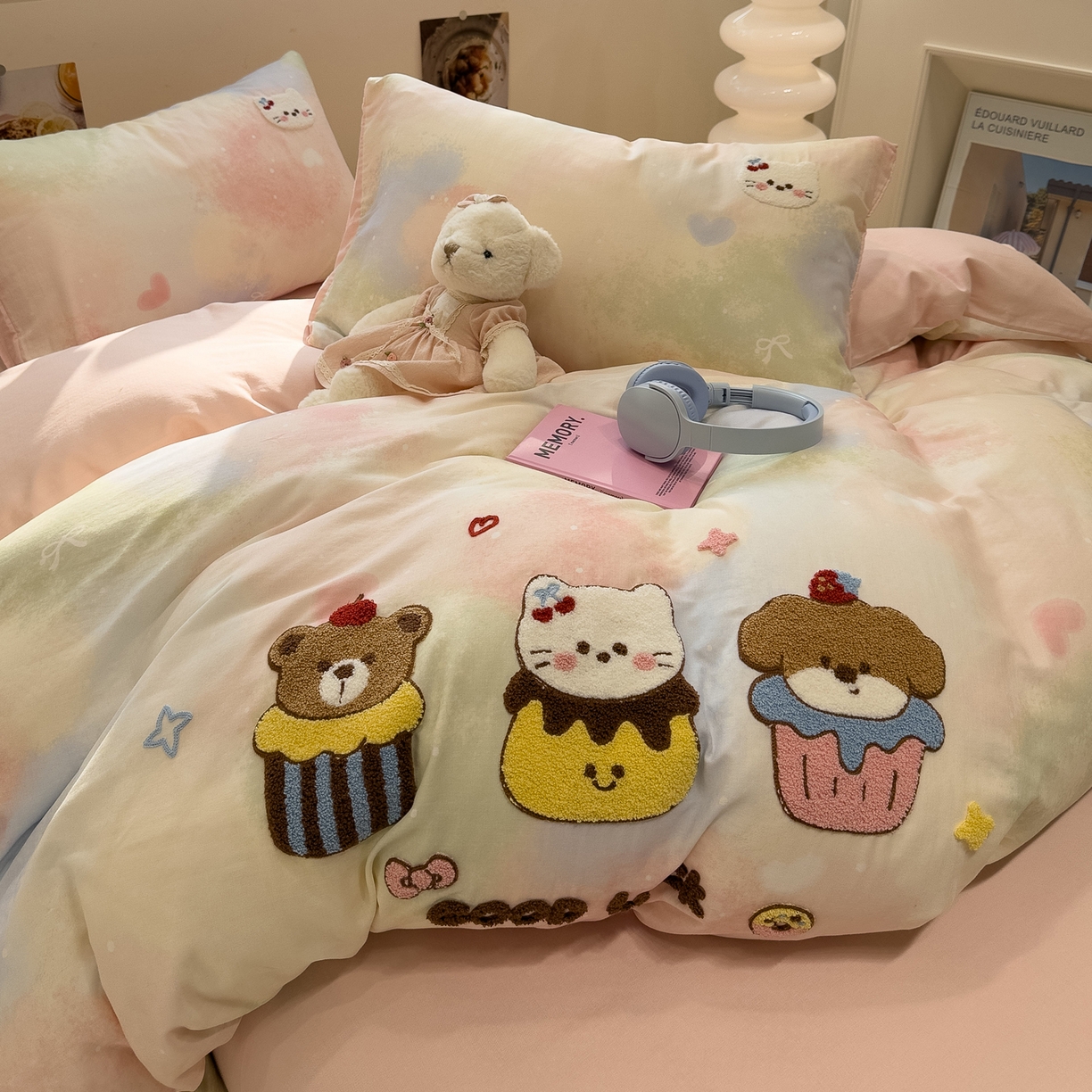 91家纺网 家纺一手货源 找家纺 雅居纺家纺 2026新款全棉双层纱毛巾绣四件套 萌宠甜品