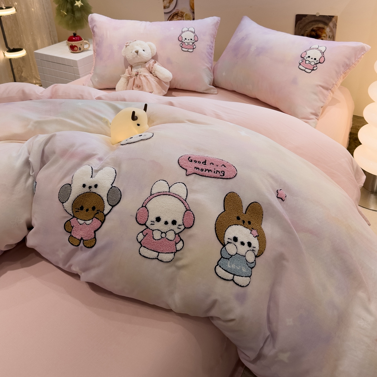 91家纺网 家纺一手货源 找家纺 雅居纺家纺 2026新款全棉双层纱毛巾绣四件套 早安兔兔