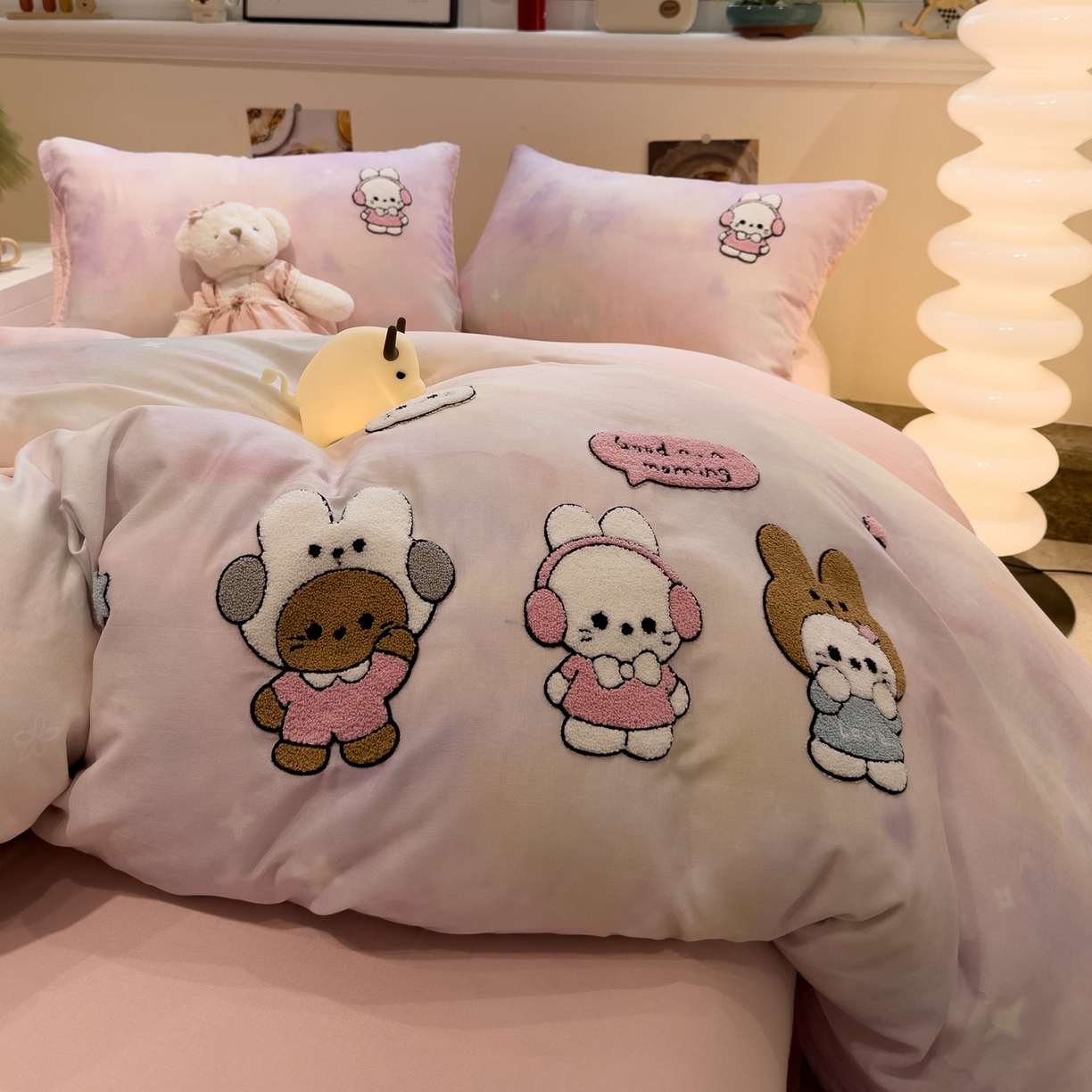 91家纺网 家纺一手货源 找家纺 雅居纺家纺 2026新款全棉双层纱毛巾绣四件套 早安兔兔