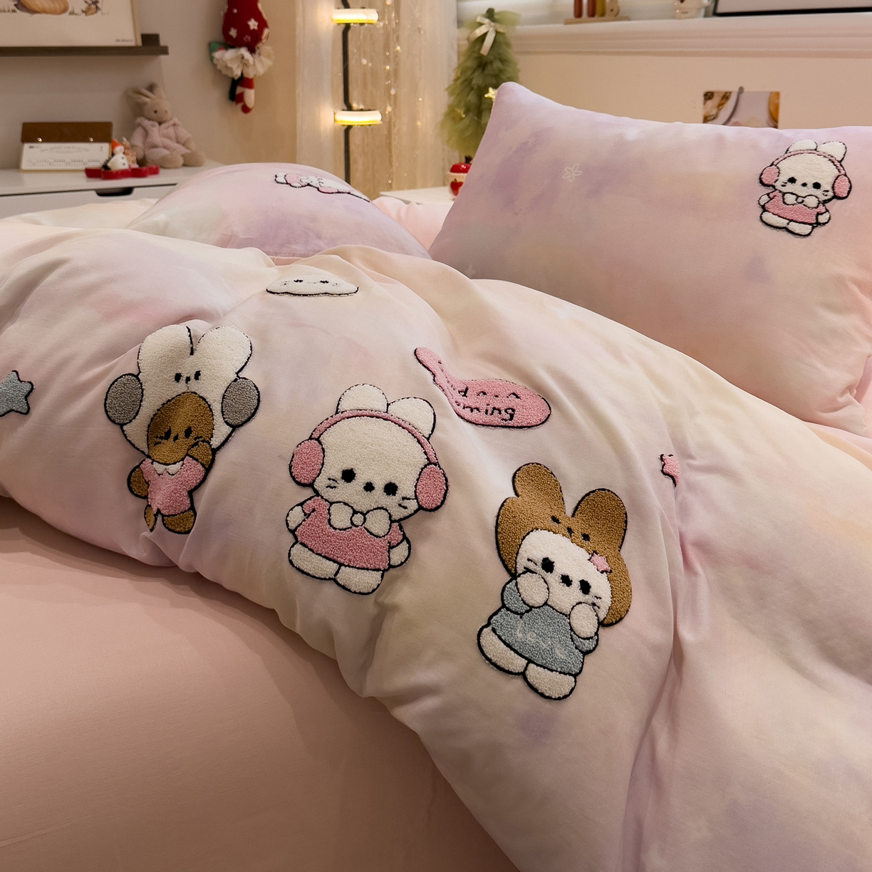 91家纺网 家纺一手货源 找家纺 雅居纺家纺 2026新款全棉双层纱毛巾绣四件套 早安兔兔