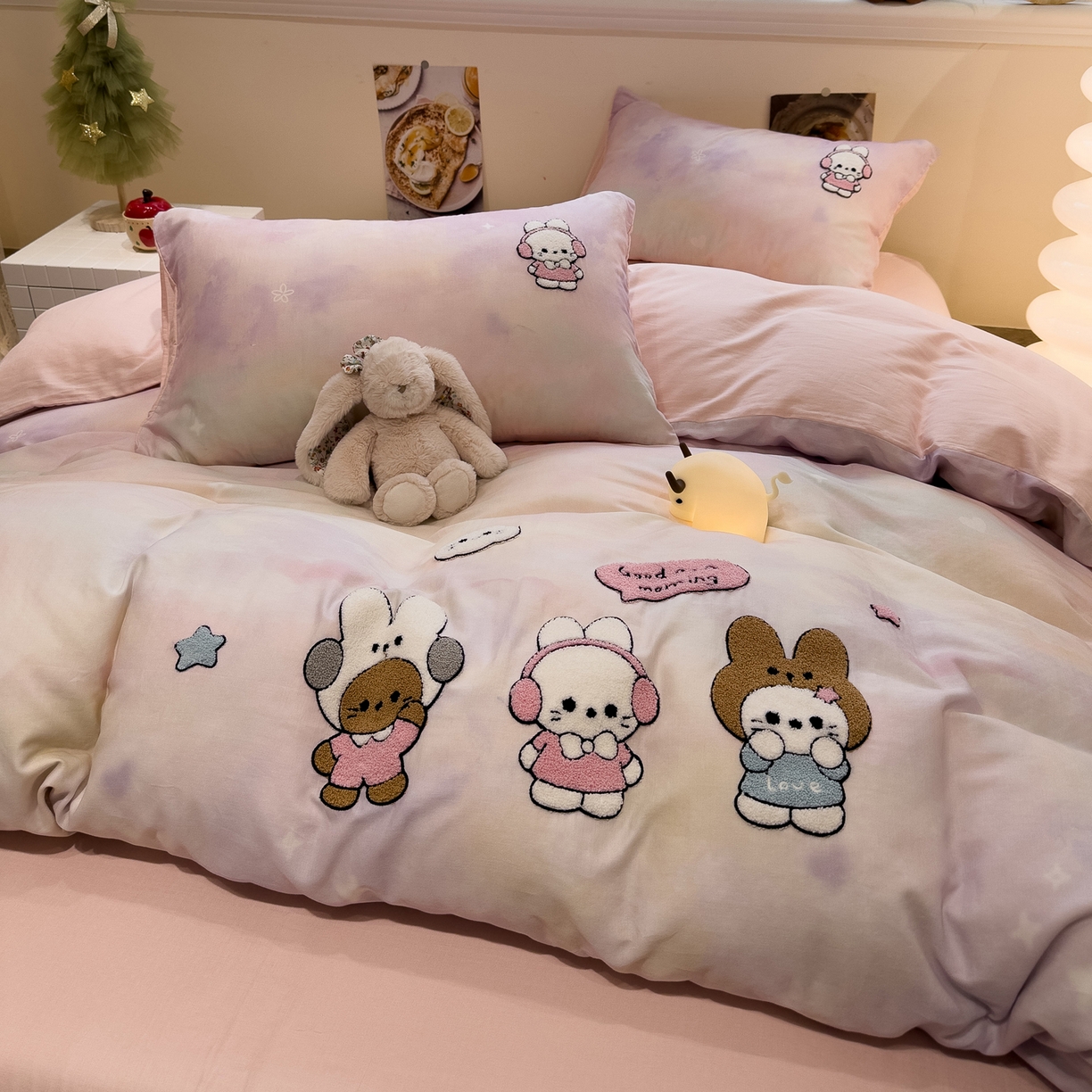 91家纺网 家纺一手货源 找家纺 雅居纺家纺 2026新款全棉双层纱毛巾绣四件套 早安兔兔