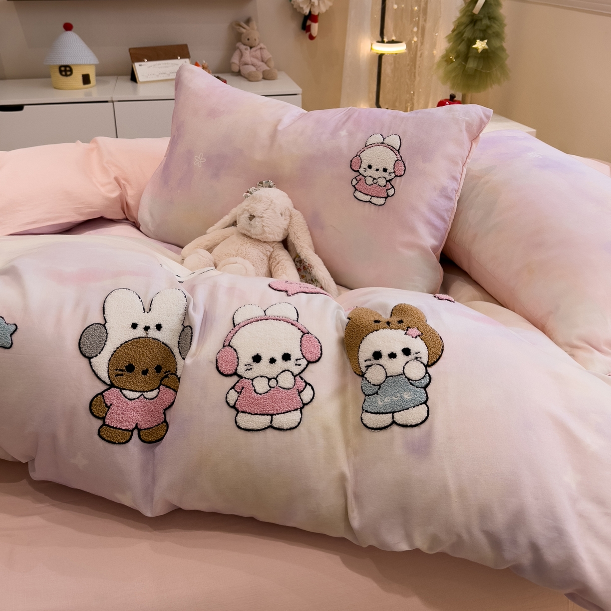 91家纺网 家纺一手货源 找家纺 雅居纺家纺 2026新款全棉双层纱毛巾绣四件套 早安兔兔