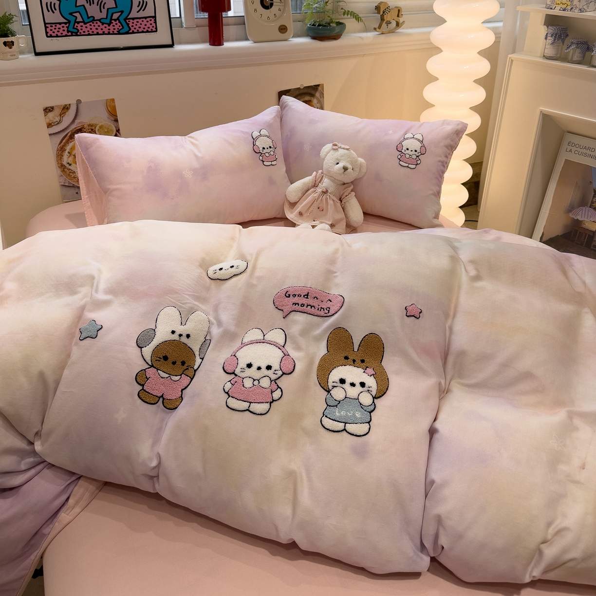 91家纺网 家纺一手货源 找家纺 雅居纺家纺 2026新款全棉双层纱毛巾绣四件套 早安兔兔