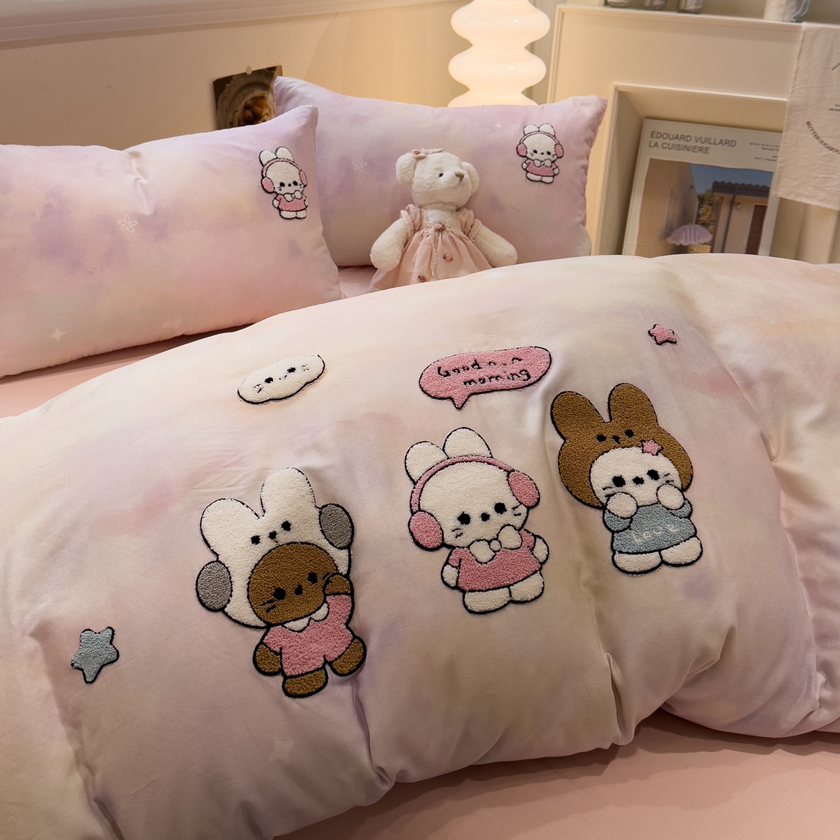 91家纺网 家纺一手货源 找家纺 雅居纺家纺 2026新款全棉双层纱毛巾绣四件套 早安兔兔