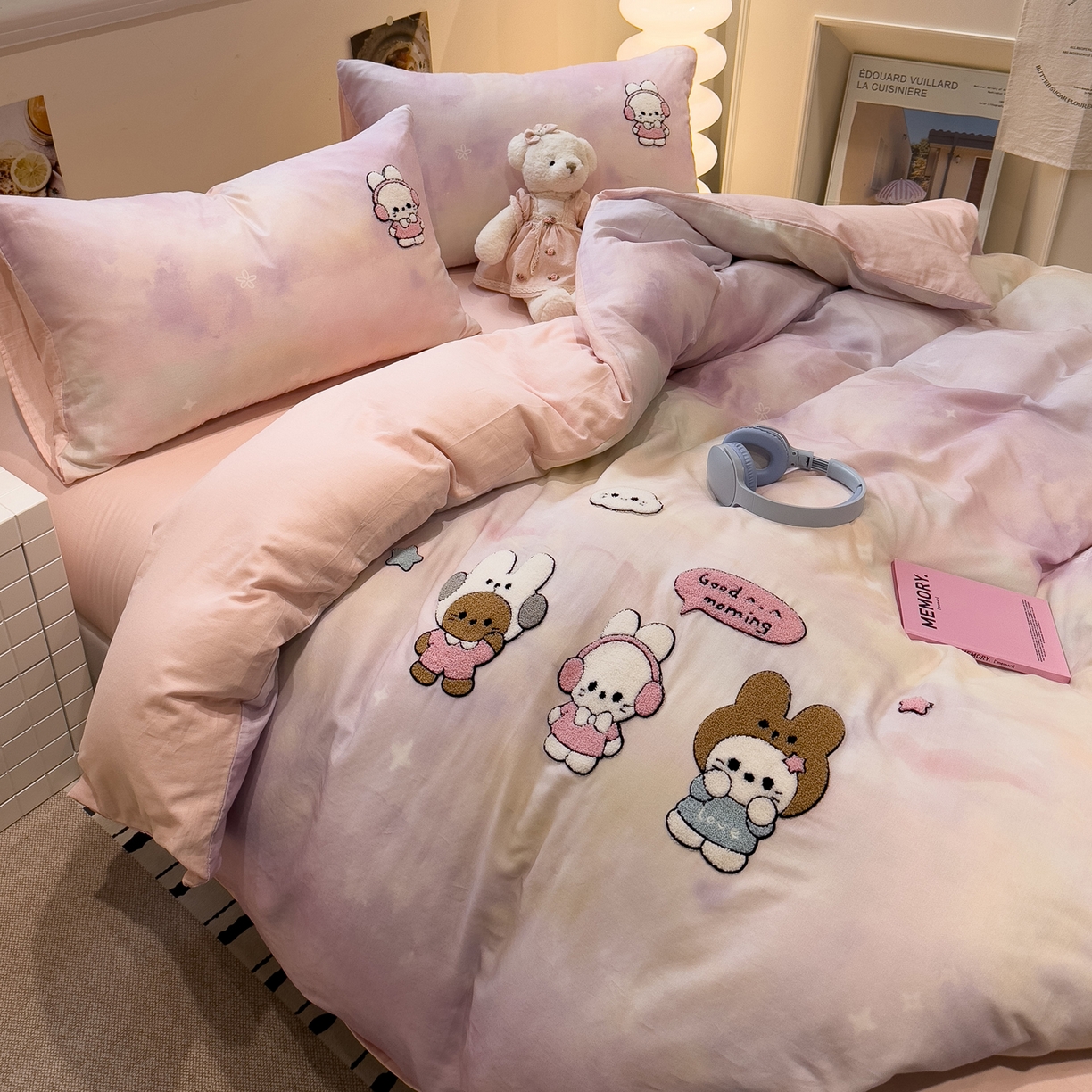 91家纺网 家纺一手货源 找家纺 雅居纺家纺 2026新款全棉双层纱毛巾绣四件套 早安兔兔