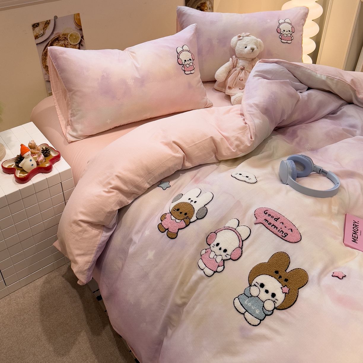 91家纺网 家纺一手货源 找家纺 雅居纺家纺 2026新款全棉双层纱毛巾绣四件套 早安兔兔