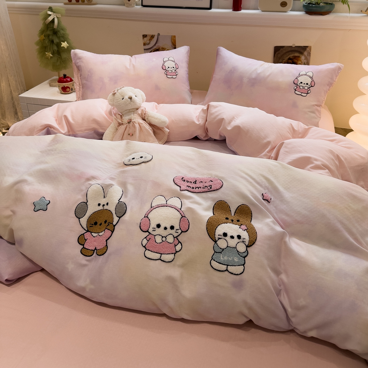 91家纺网 家纺一手货源 找家纺 雅居纺家纺 2026新款全棉双层纱毛巾绣四件套 早安兔兔