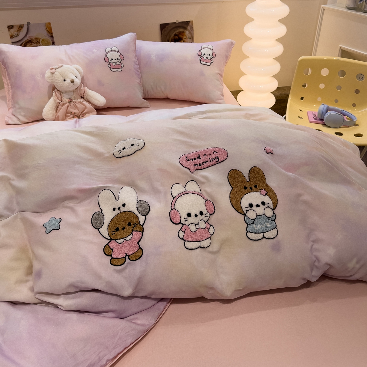 91家纺网 家纺一手货源 找家纺 雅居纺家纺 2026新款全棉双层纱毛巾绣四件套 早安兔兔