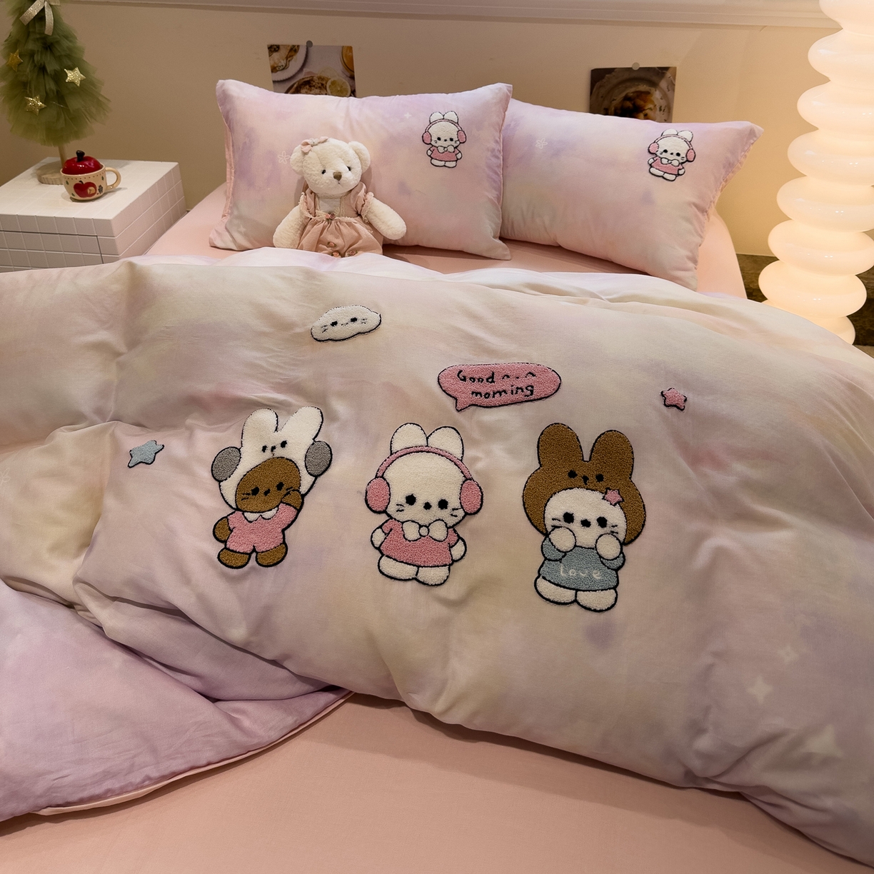 91家纺网 家纺一手货源 找家纺 雅居纺家纺 2026新款全棉双层纱毛巾绣四件套 早安兔兔