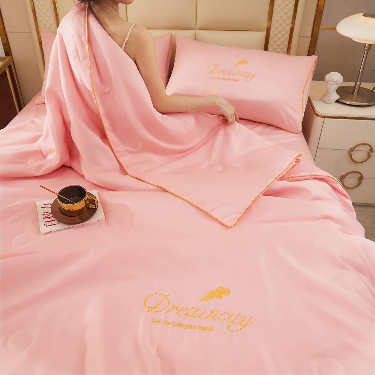 91家纺网 家纺一手货源 找家纺 好尚居 2026新款水洗真丝刺绣夏被被子被芯四件套 粉玉