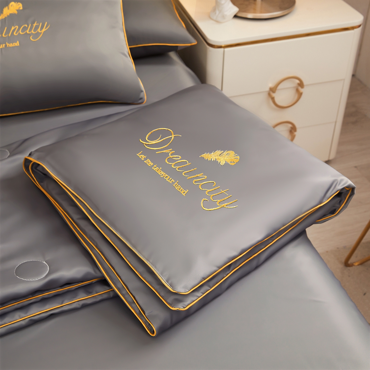 91家纺网 家纺一手货源 找家纺 好尚居 2026新款水洗真丝刺绣夏被被子被芯四件套 深灰