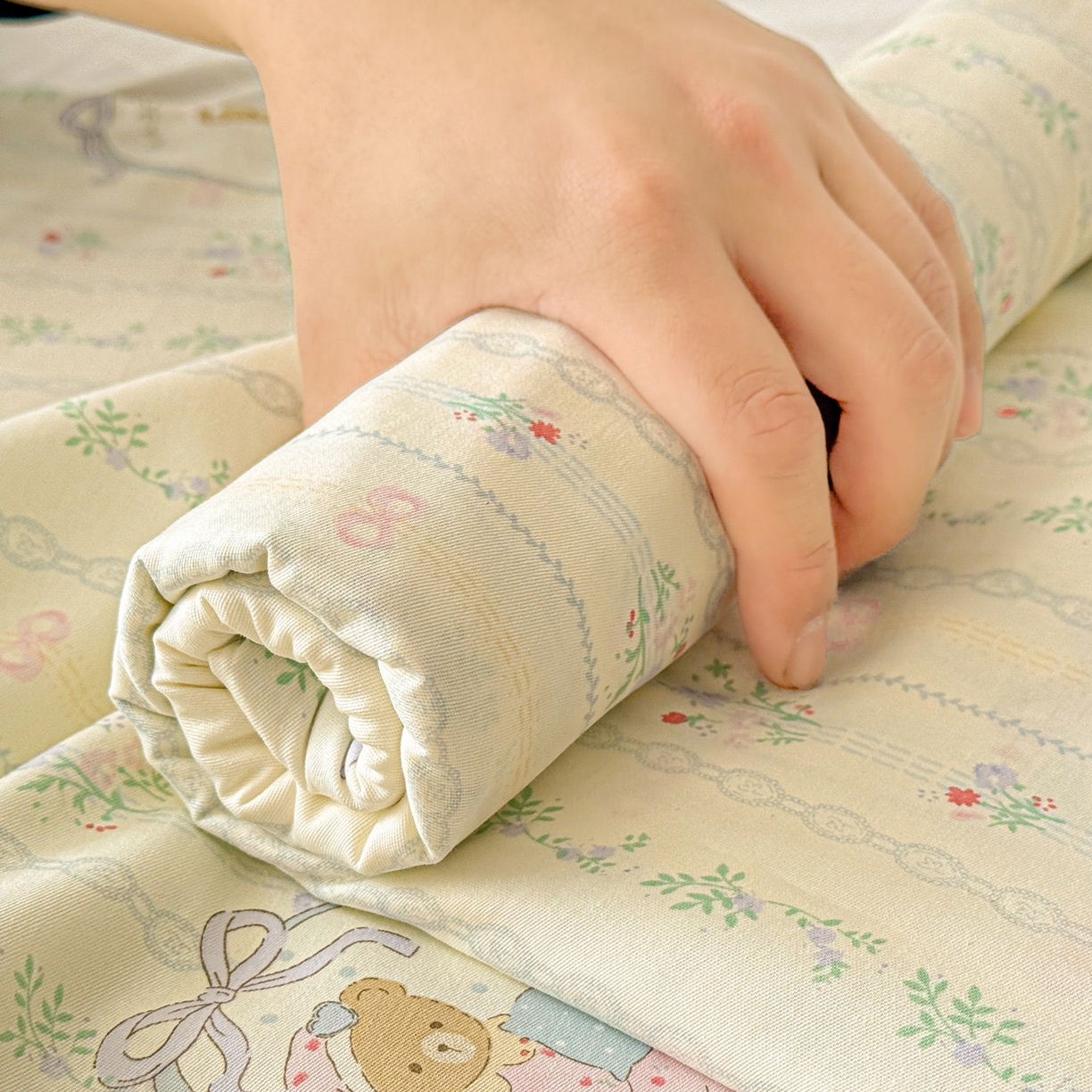 91家纺网 家纺一手货源 找家纺 名品家纺 2026新款100%纯棉床单系列 春日小熊