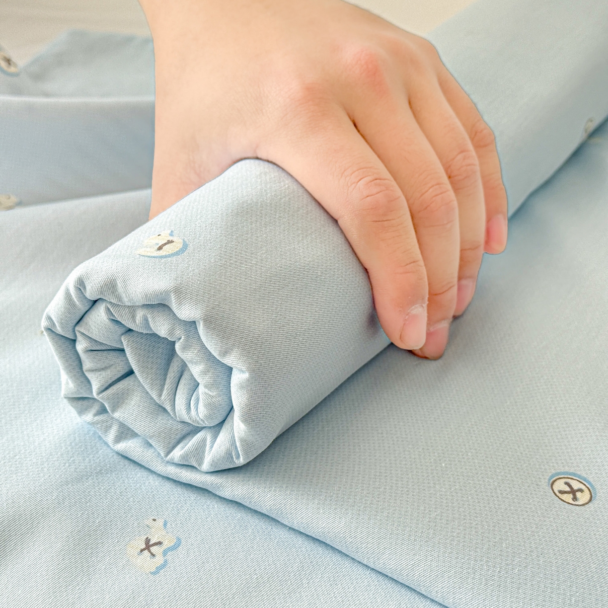 91家纺网 家纺一手货源 找家纺 名品家纺 2026新款100%纯棉床单系列 蓝色纽扣