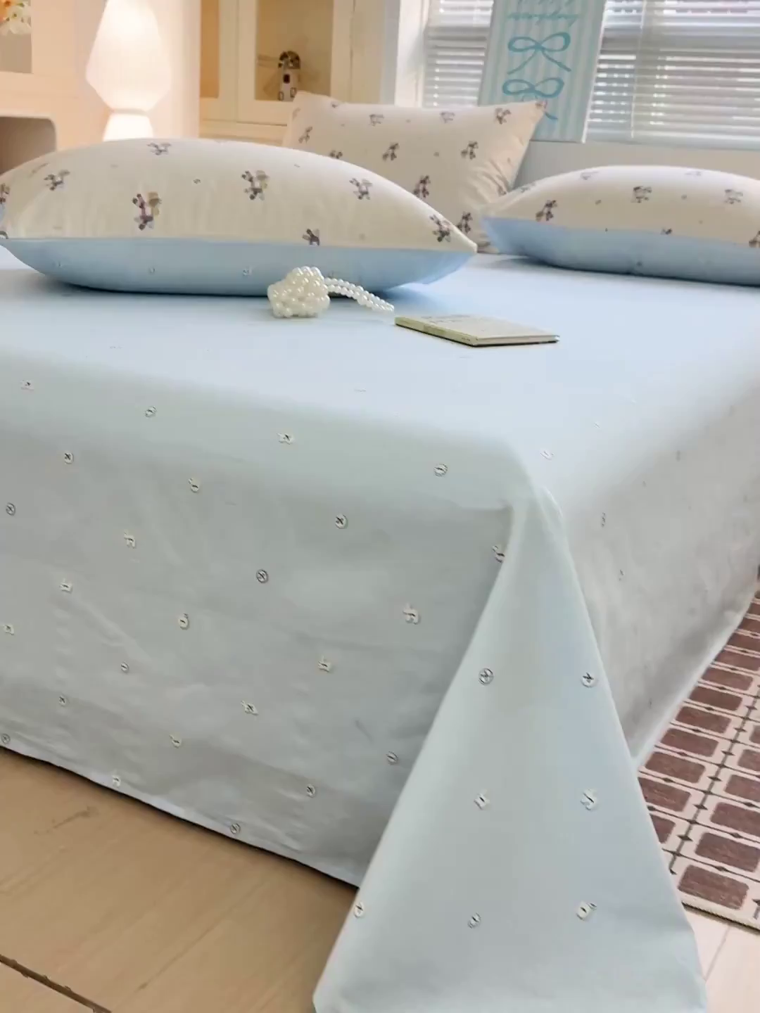 91家纺网 家纺一手货源 找家纺 名品家纺 2026新款100%纯棉床单系列 蓝色纽扣