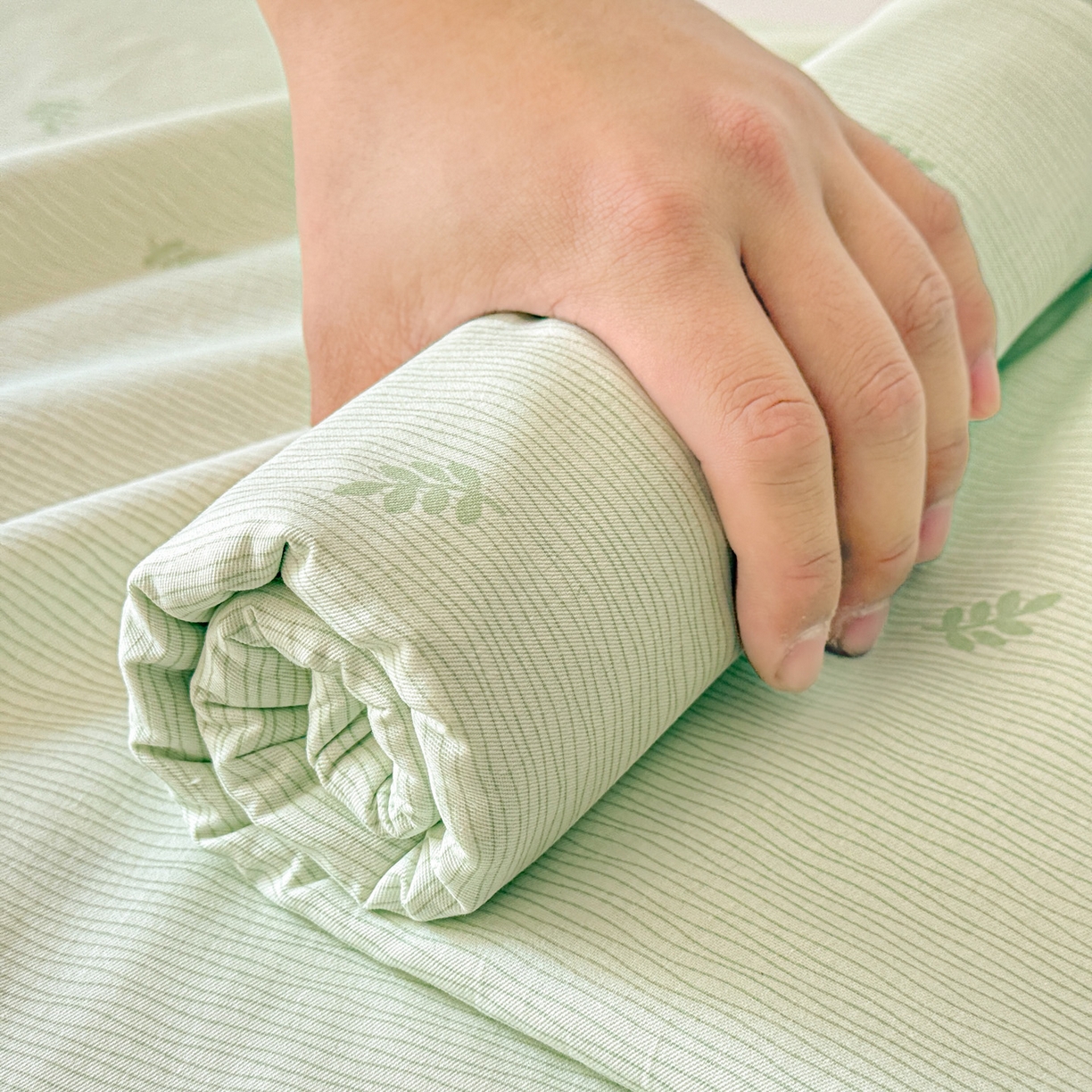 91家纺网 家纺一手货源 找家纺 名品家纺 2026新款100%纯棉床单系列 条纹绿叶