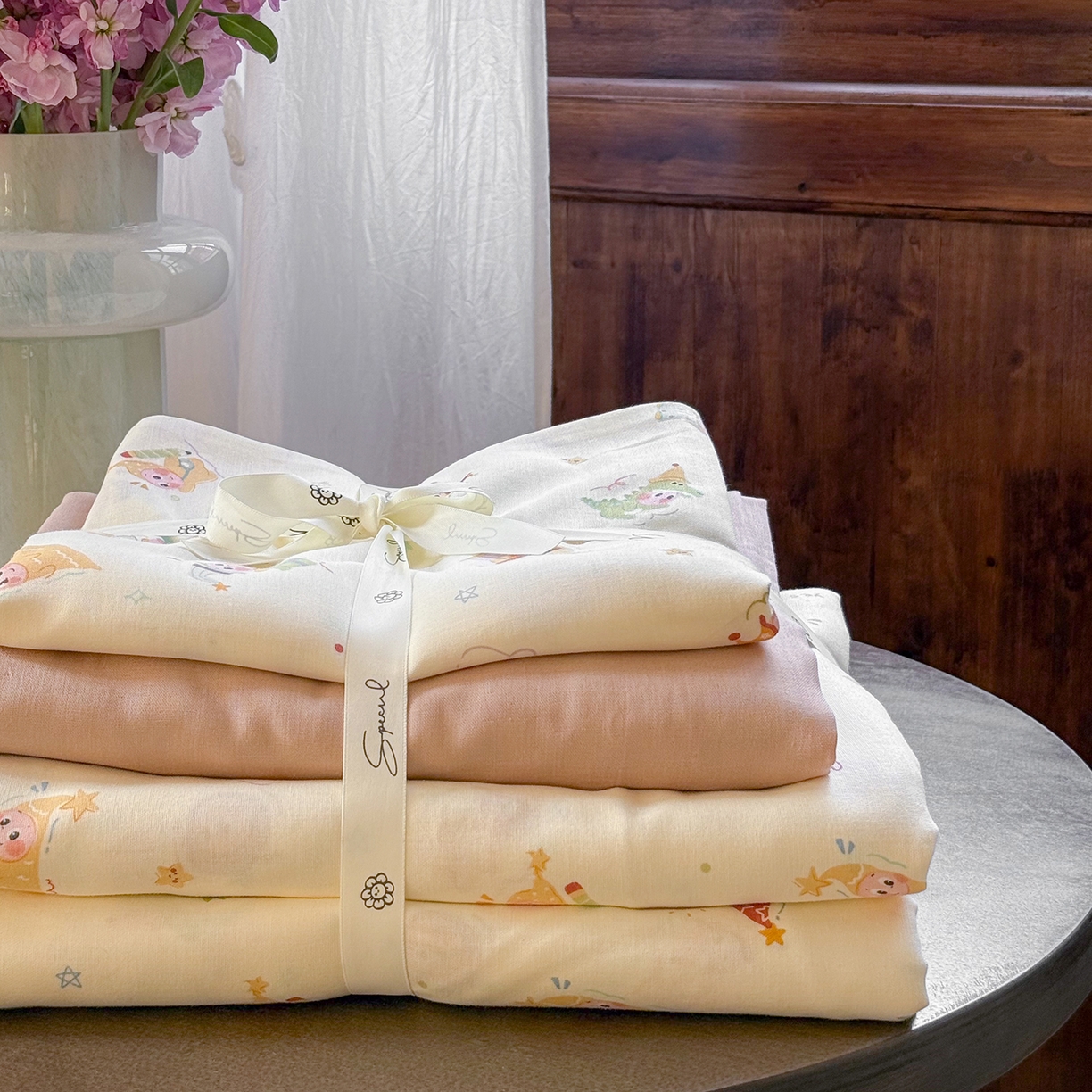 91家纺网 家纺一手货源 找家纺 麦伦家居 2026春夏新品全棉有氧双层纱印花系列简约款四件套 星星魔法