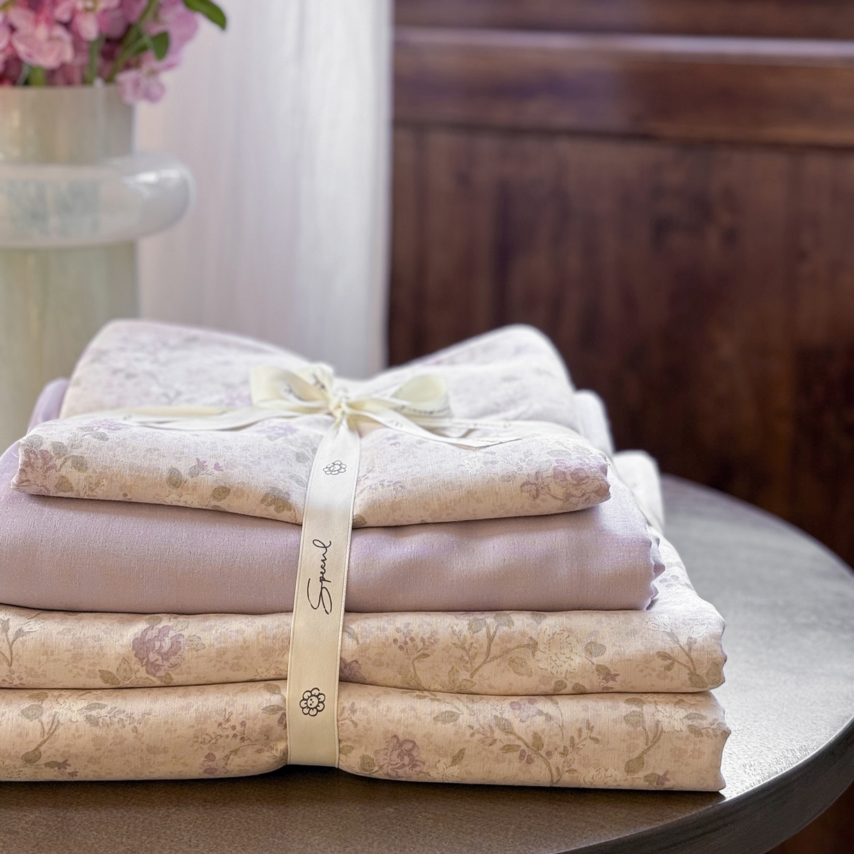 91家纺网 家纺一手货源 找家纺 麦伦家居 2026春夏新品全棉有氧双层纱印花系列简约款四件套 巴黎晚香