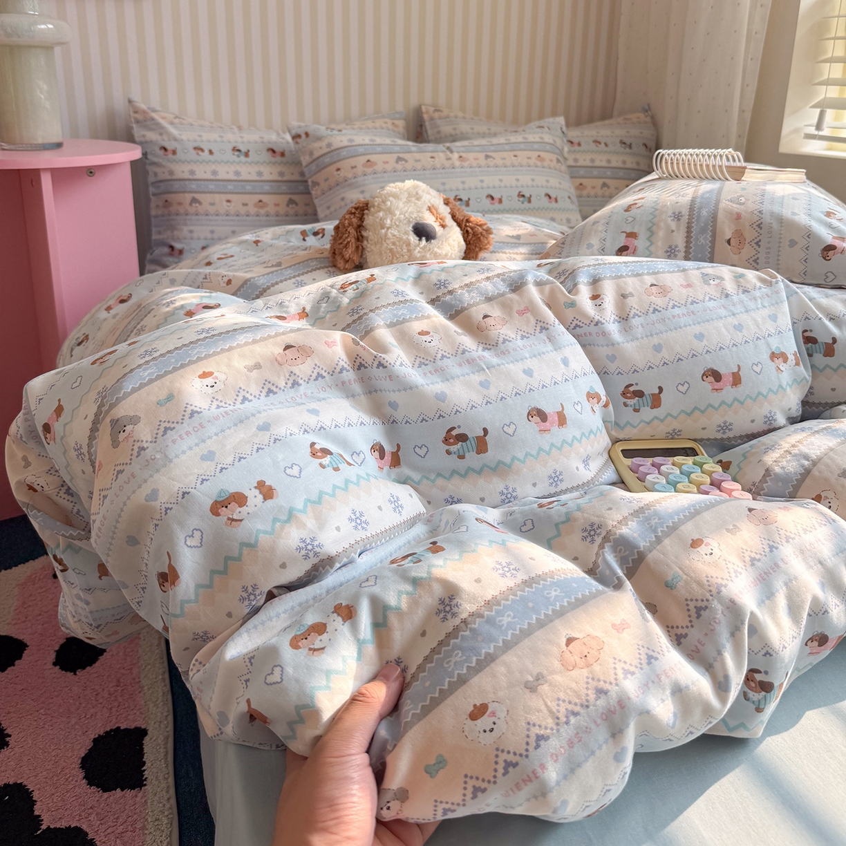 91家纺网 家纺一手货源 找家纺 麦伦家居 2026春夏新品全棉有氧双层纱印花系列简约款四件套 费尔岛狗狗