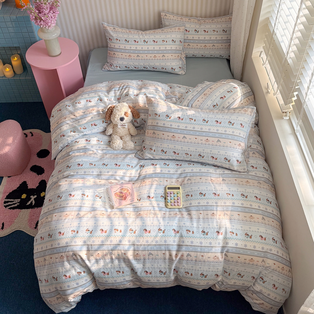 91家纺网 家纺一手货源 找家纺 麦伦家居 2026春夏新品全棉有氧双层纱印花系列简约款四件套 费尔岛狗狗