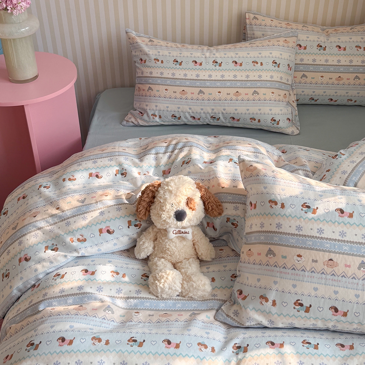 91家纺网 家纺一手货源 找家纺 麦伦家居 2026春夏新品全棉有氧双层纱印花系列简约款四件套 费尔岛狗狗