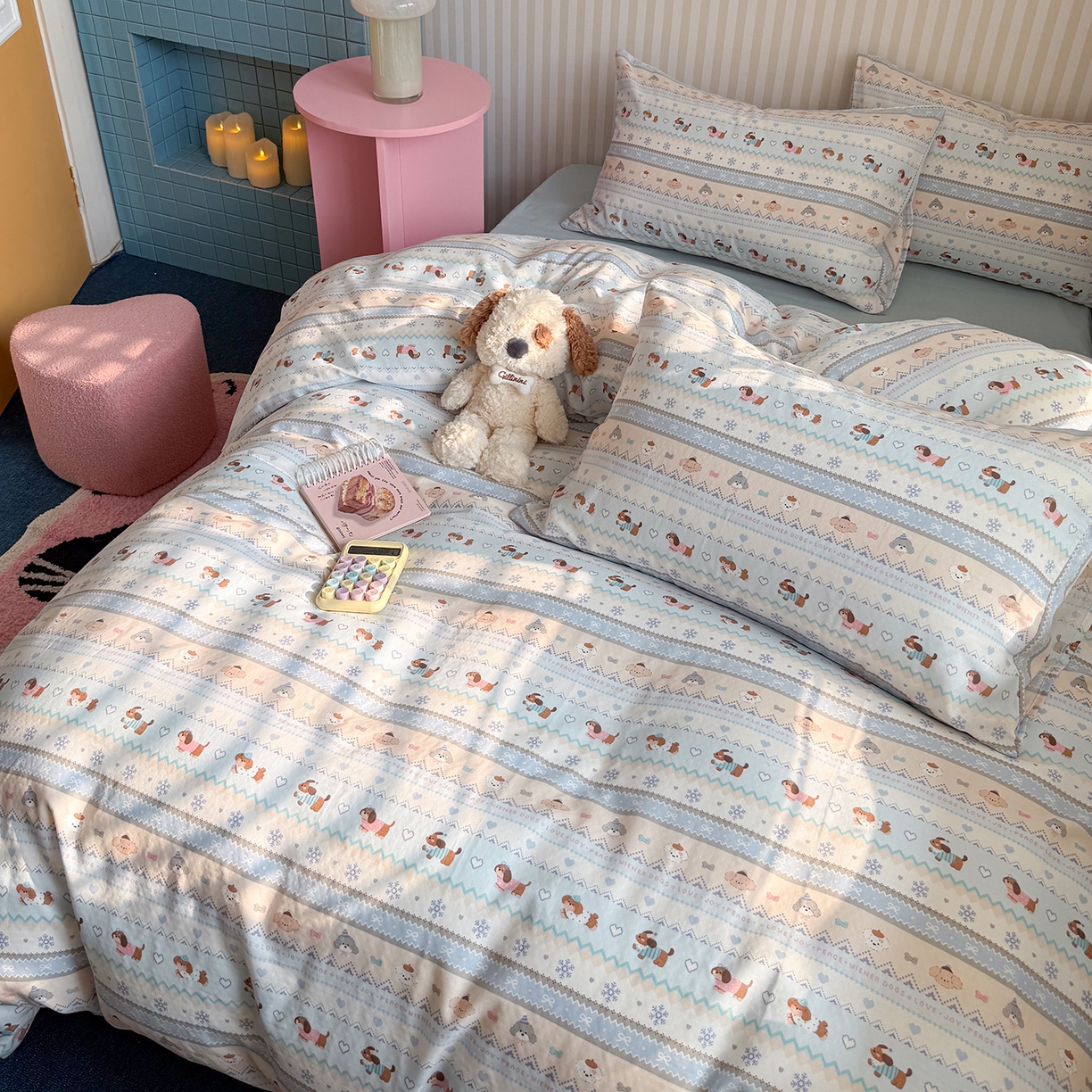 91家纺网 家纺一手货源 找家纺 麦伦家居 2026春夏新品全棉有氧双层纱印花系列简约款四件套 费尔岛狗狗