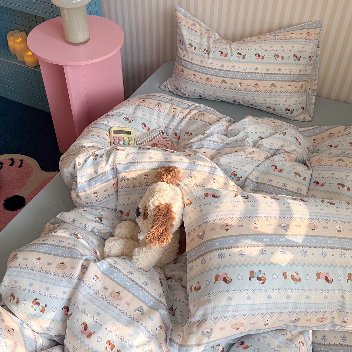 91家纺网 家纺一手货源 找家纺 麦伦家居 2026春夏新品全棉有氧双层纱印花系列简约款四件套 费尔岛狗狗