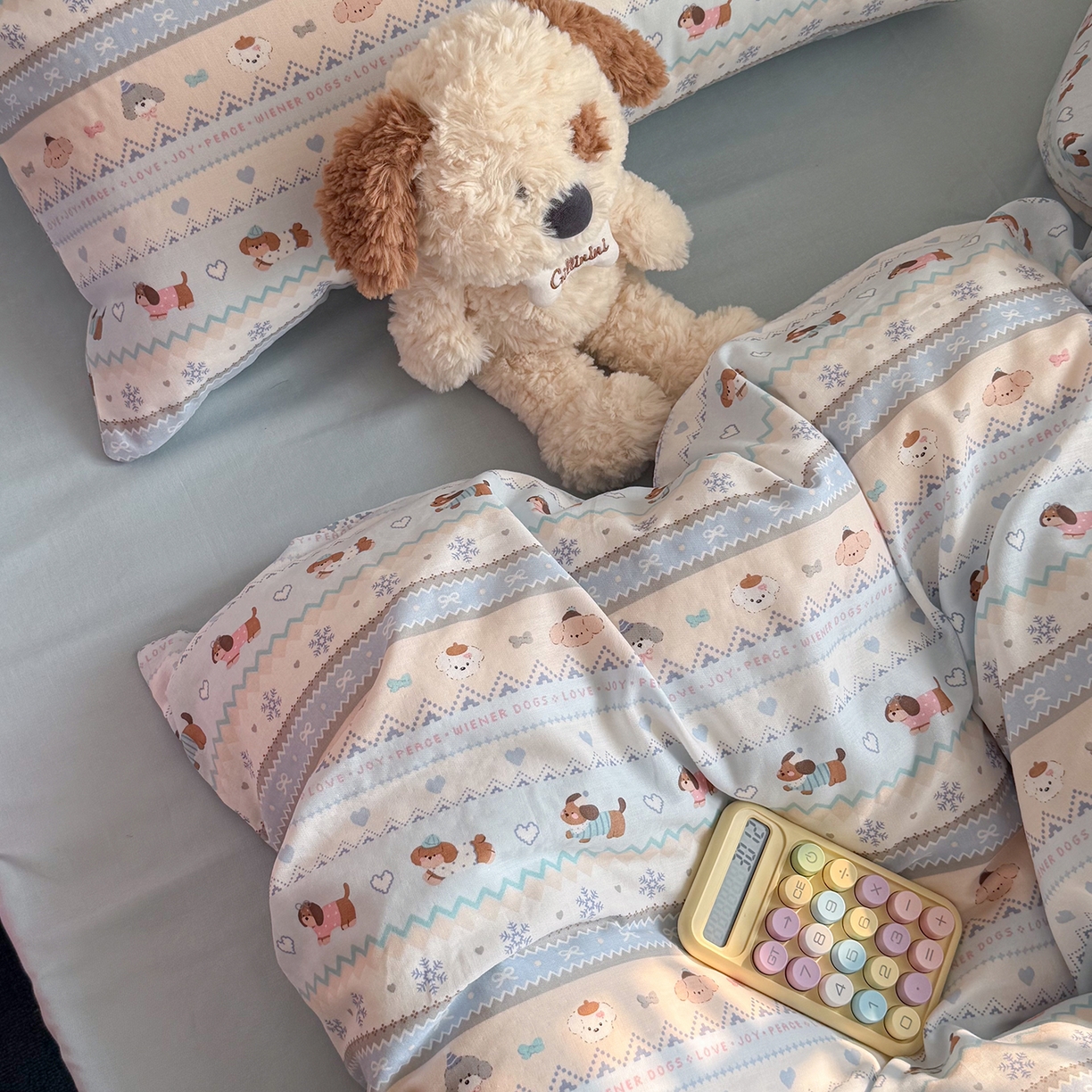 91家纺网 家纺一手货源 找家纺 麦伦家居 2026春夏新品全棉有氧双层纱印花系列简约款四件套 费尔岛狗狗