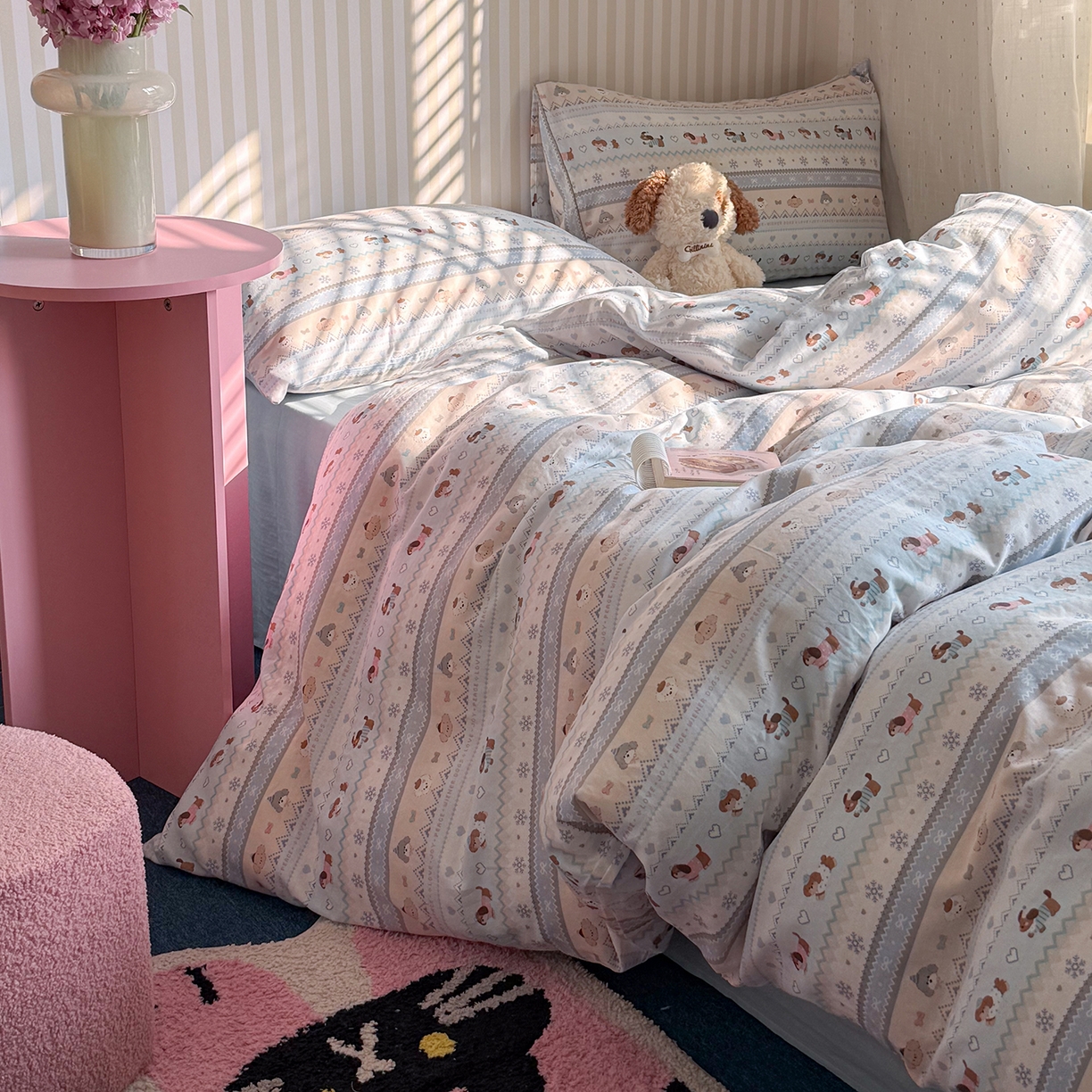 91家纺网 家纺一手货源 找家纺 麦伦家居 2026春夏新品全棉有氧双层纱印花系列简约款四件套 费尔岛狗狗